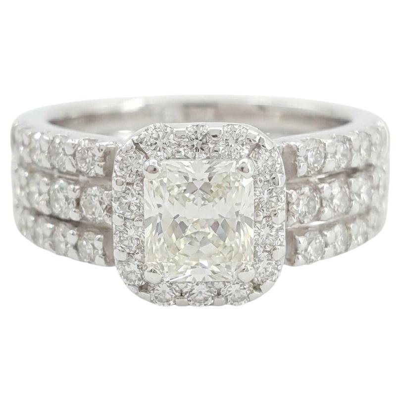 GIA Bague de fiançailles avec halo de diamants à taille radieuse 1,80 carats en or 18 carats et 14 carats en vente
