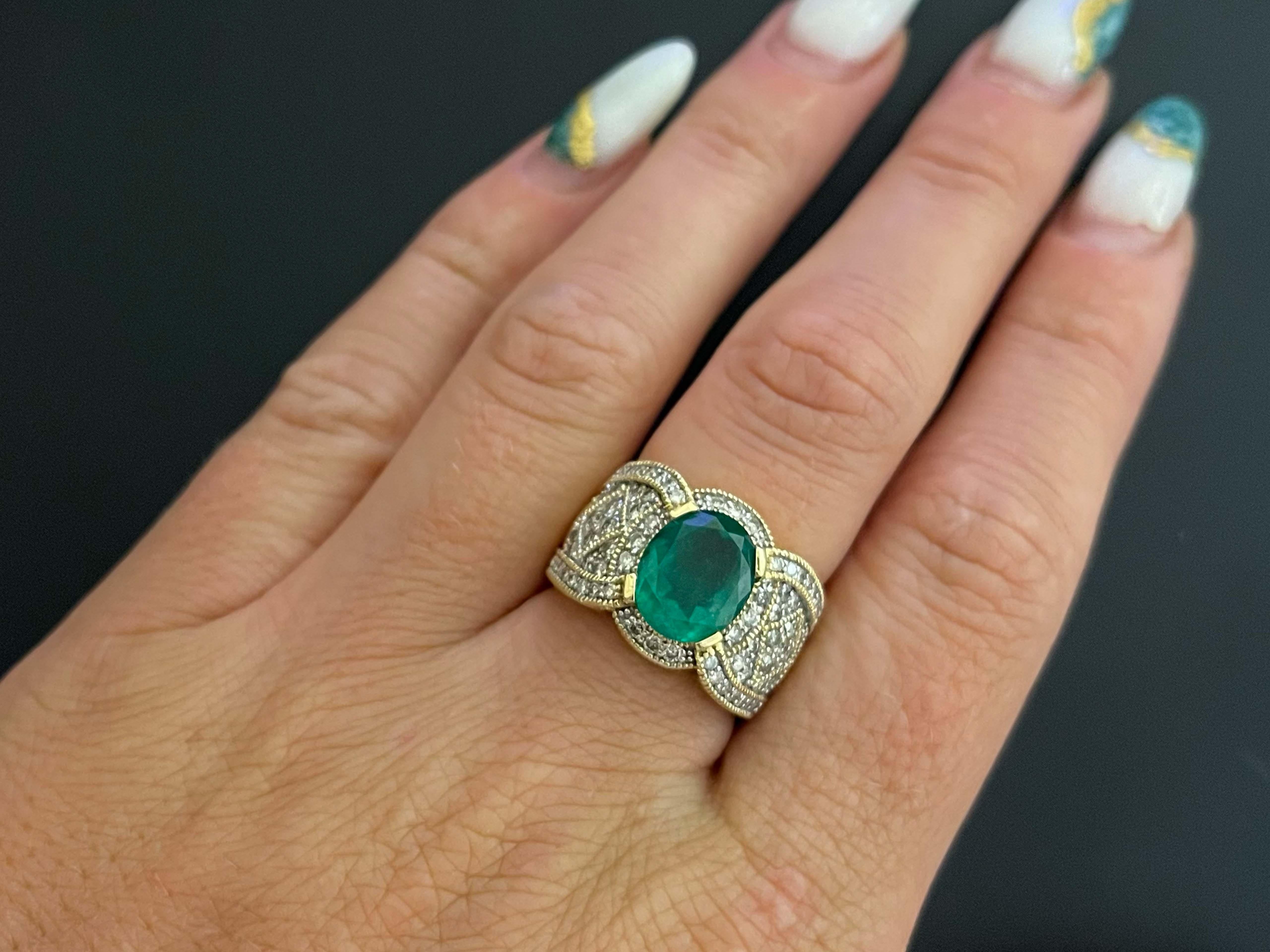 GIA Rare 2.65 ct. Bague à anneau en forme de cigare en or jaune 14k, ornée d'émeraudes colombiennes et de diamants. Cette superbe bague présente une émeraude verte colombienne transparente, ovale et de taille brillante de 2,65 mm, entourée d'un