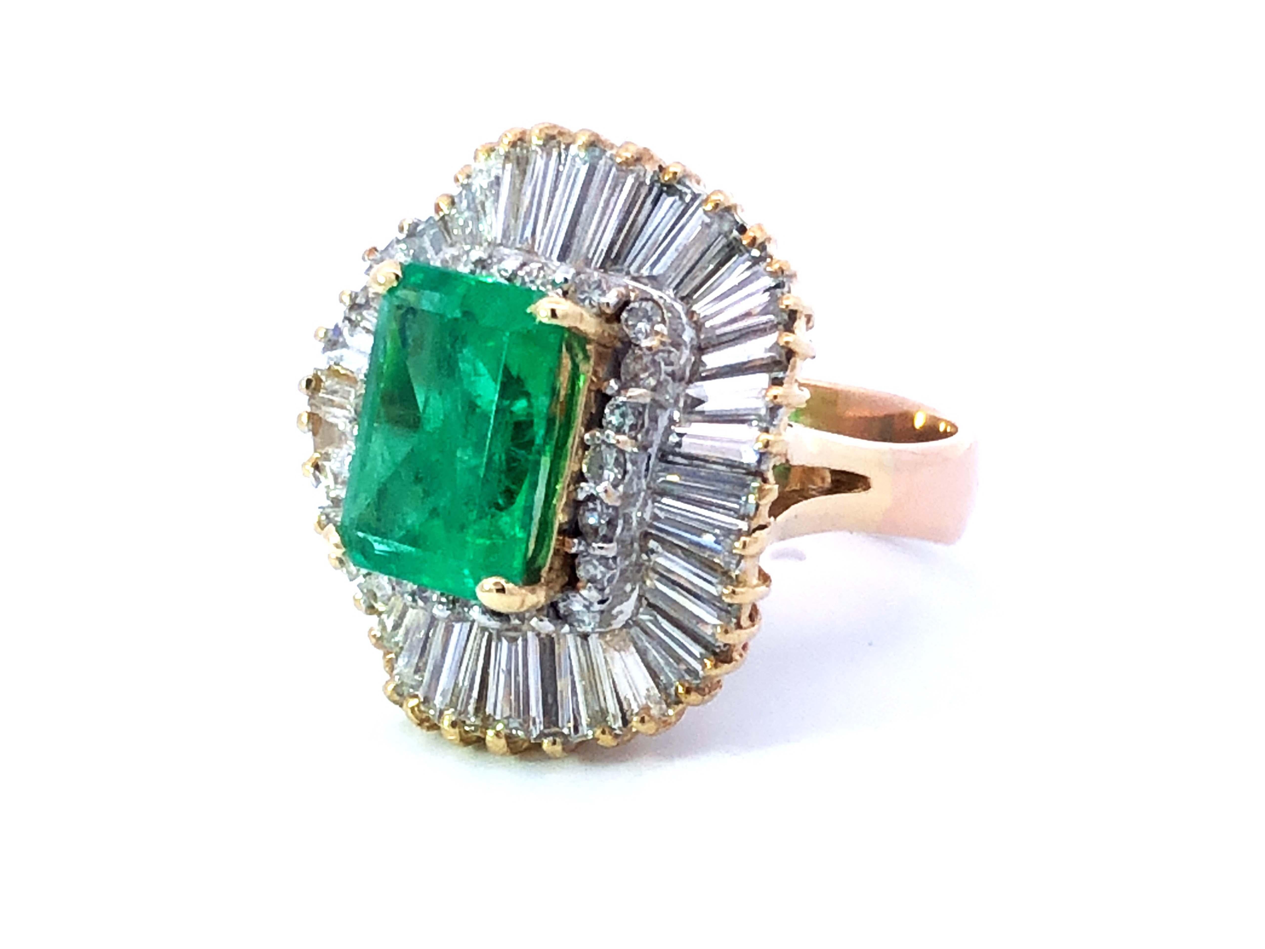 Women's or Men's GIA Rare 4 ct. Colombian Emerald & Diamond Ballerina Ring in 18k Yellow Gold For Sale