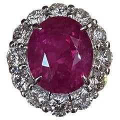 GIA Rubí ovalado natural rojo de 8,88 quilates y anillo de diamantes en platino