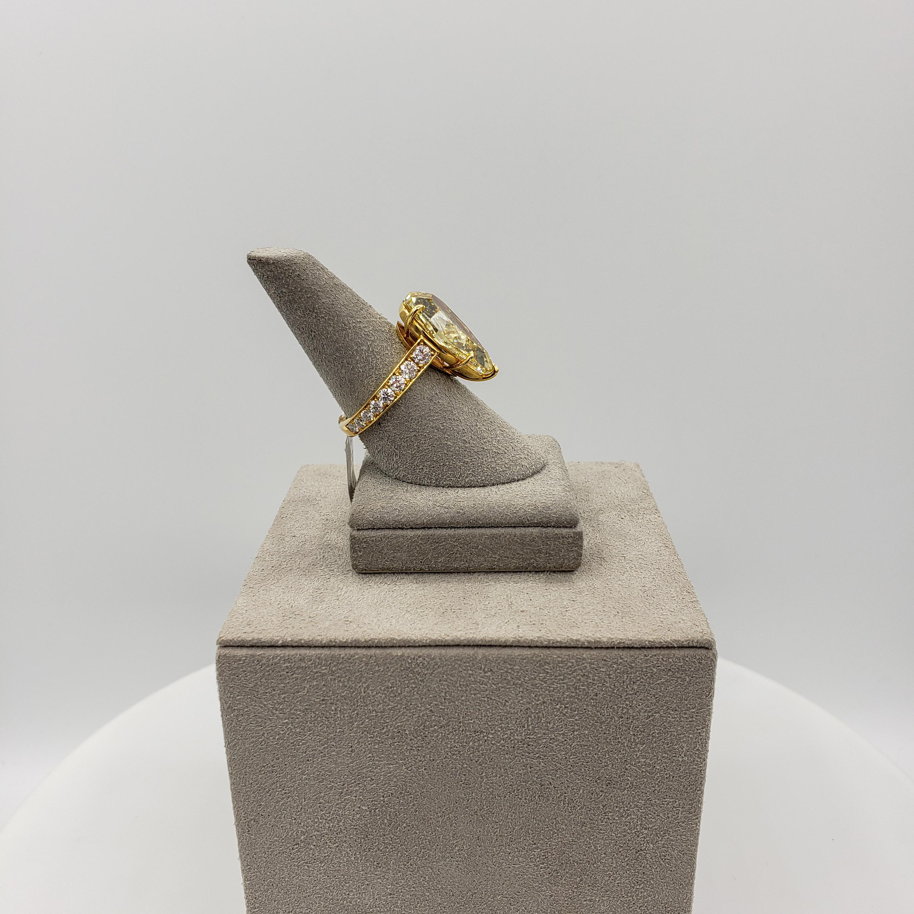Bague de fiançailles en forme de poire avec diamant jaune foncé fantaisie de 10,06 carats certifié GIA en vente 3