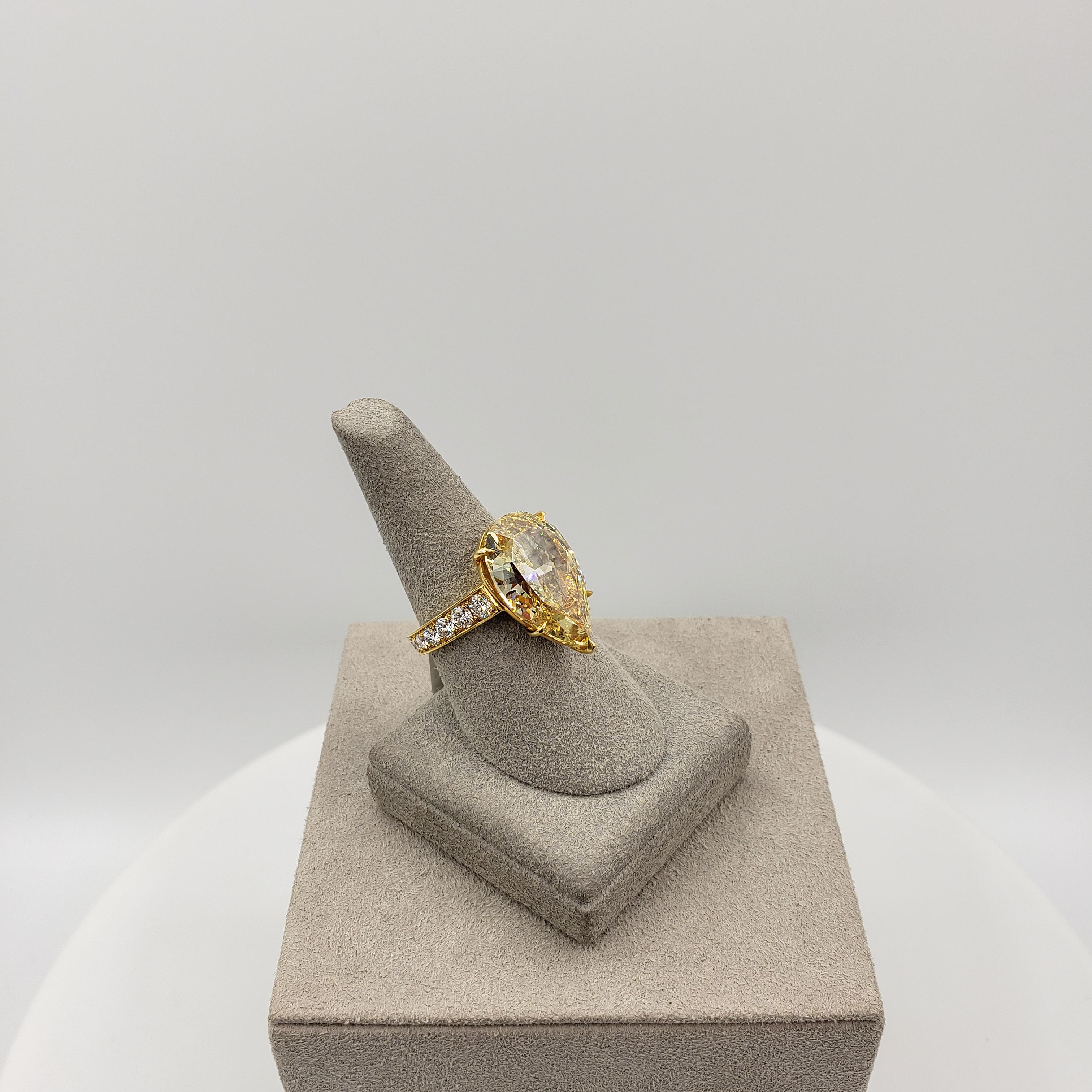 GIA-zertifizierter 10,06 Karat birnenförmiger Fancy tiefgelber Diamant-Verlobungsring im Angebot 1