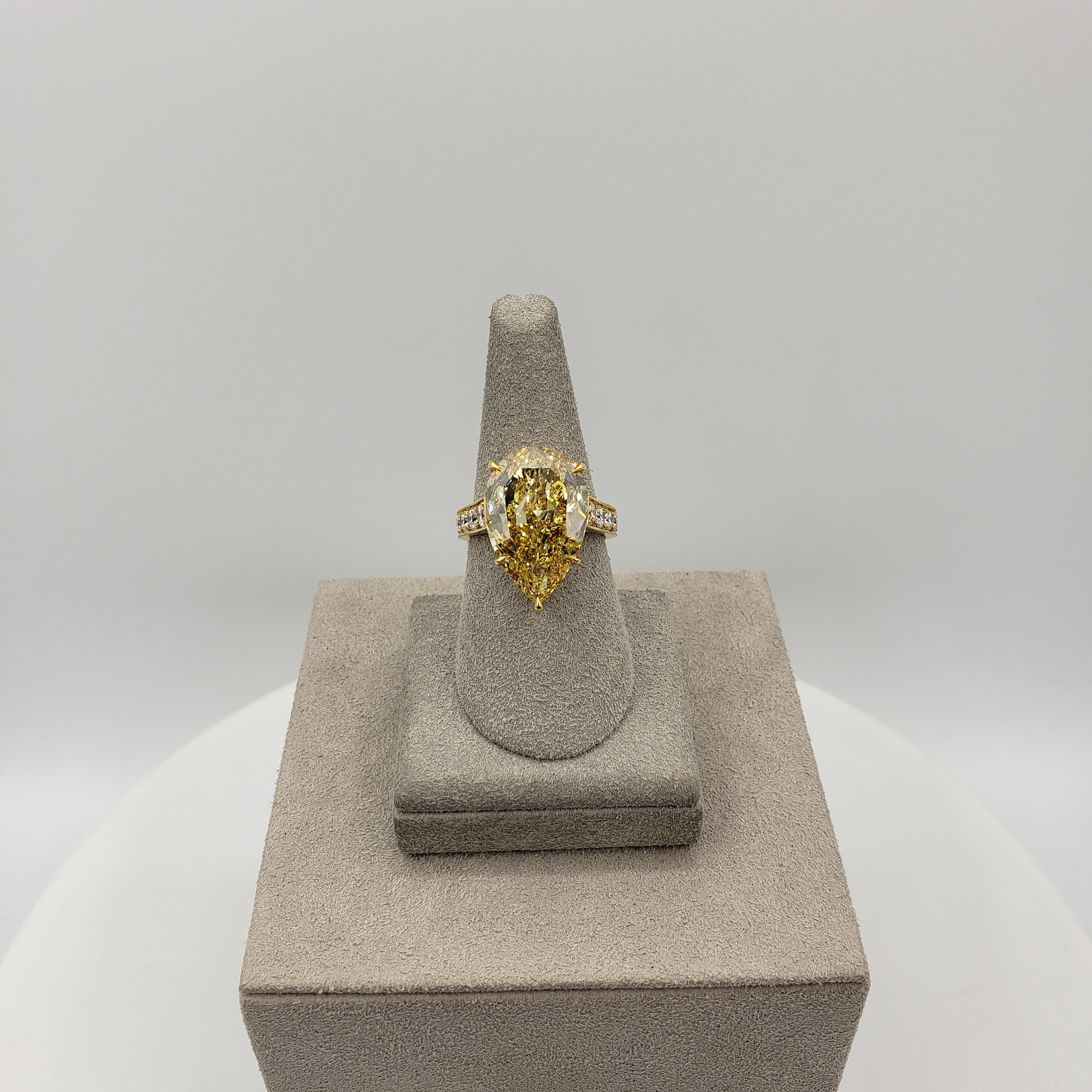 Bague de fiançailles en forme de poire avec diamant jaune foncé fantaisie de 10,06 carats certifié GIA en vente 1