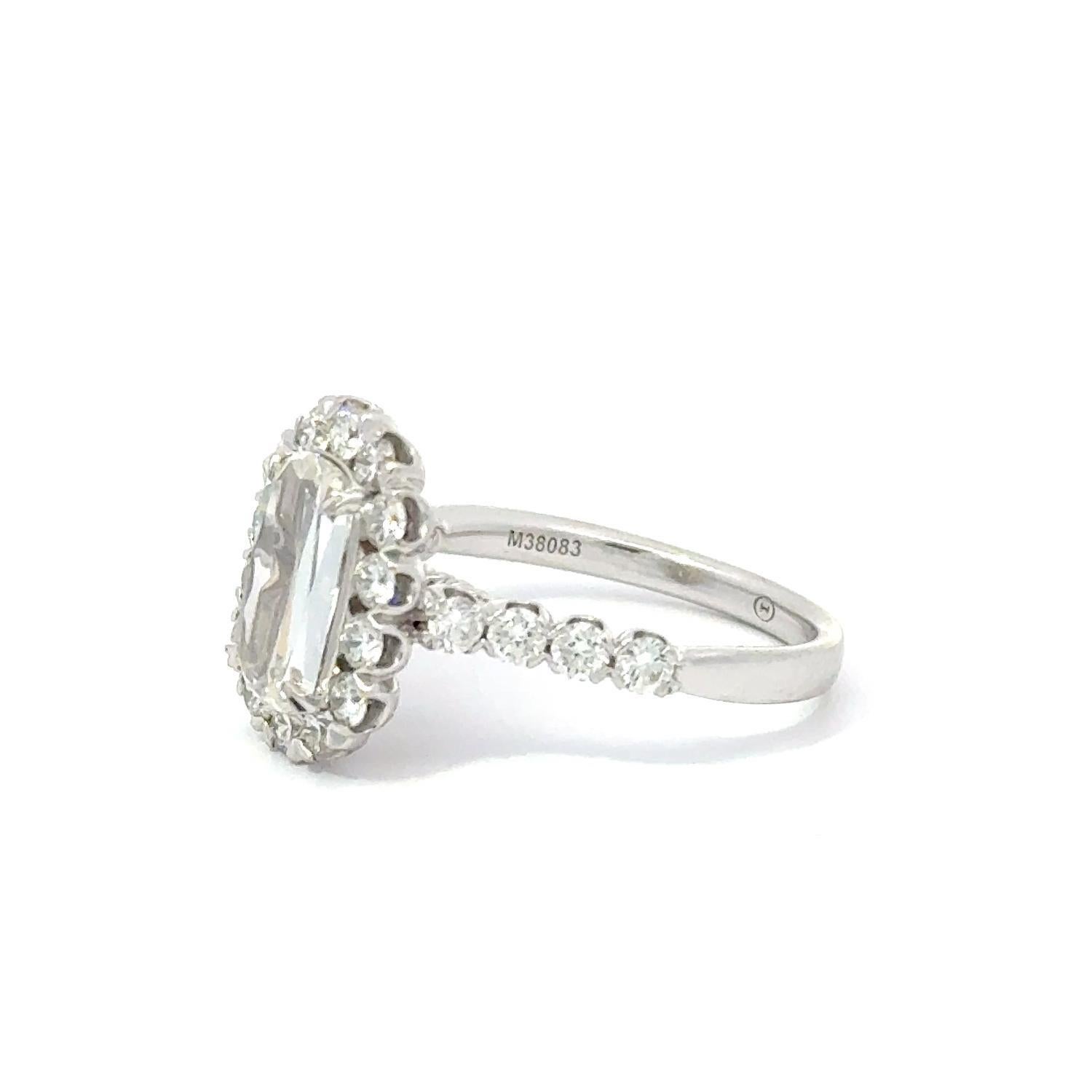 Cette bague exquise est fabriquée en luxueux or blanc 18 carats et met en valeur un diamant central de taille brillant rectangulaire modifié de 1,35 carat certifié par le GIA (rapport GIA #6281079851). La pierre centrale présente un très bon poli et