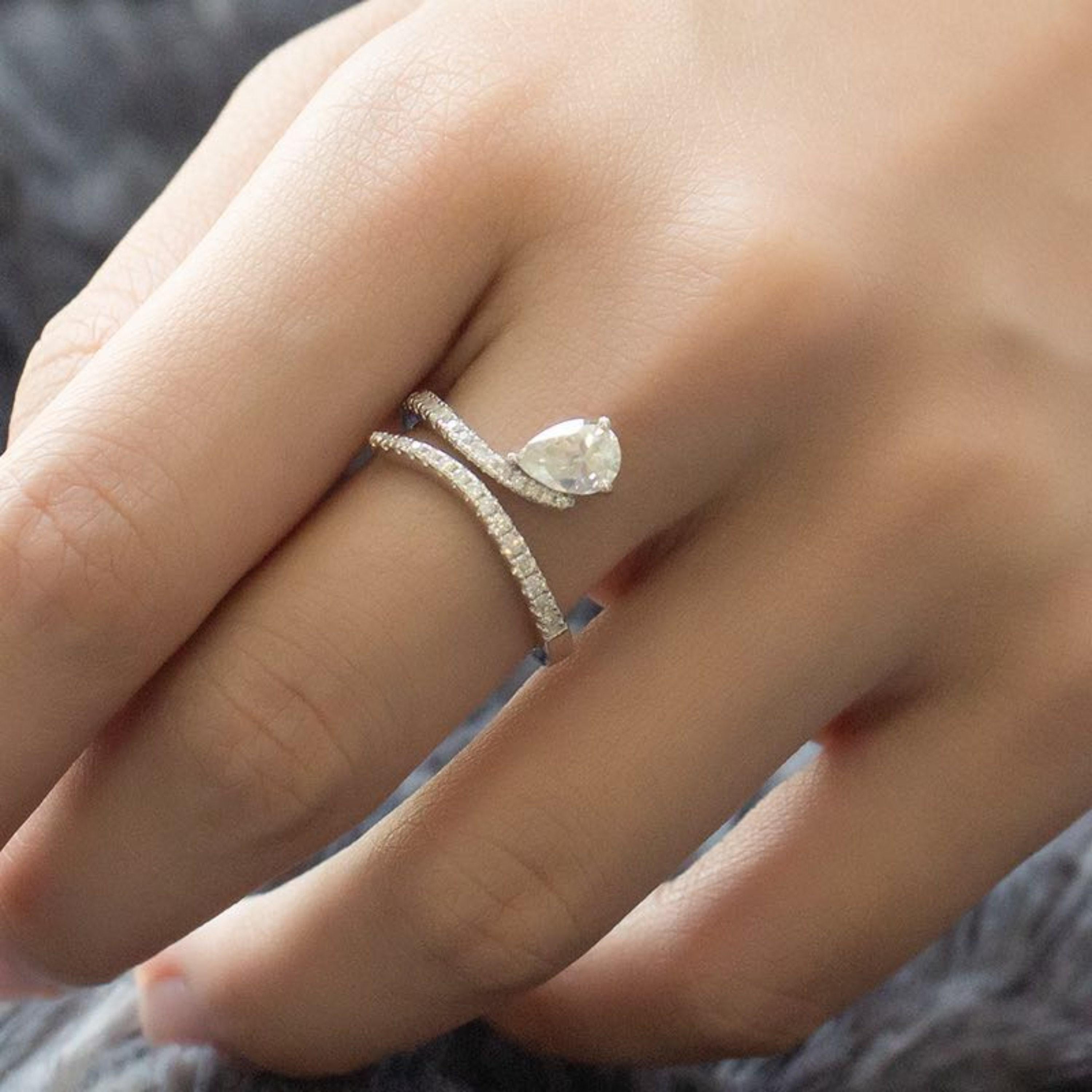Im Angebot: Verlobungsring aus 18 Karat Gold mit natürlichem Diamanten im Birnenschliff im Art-déco-Stil () 4