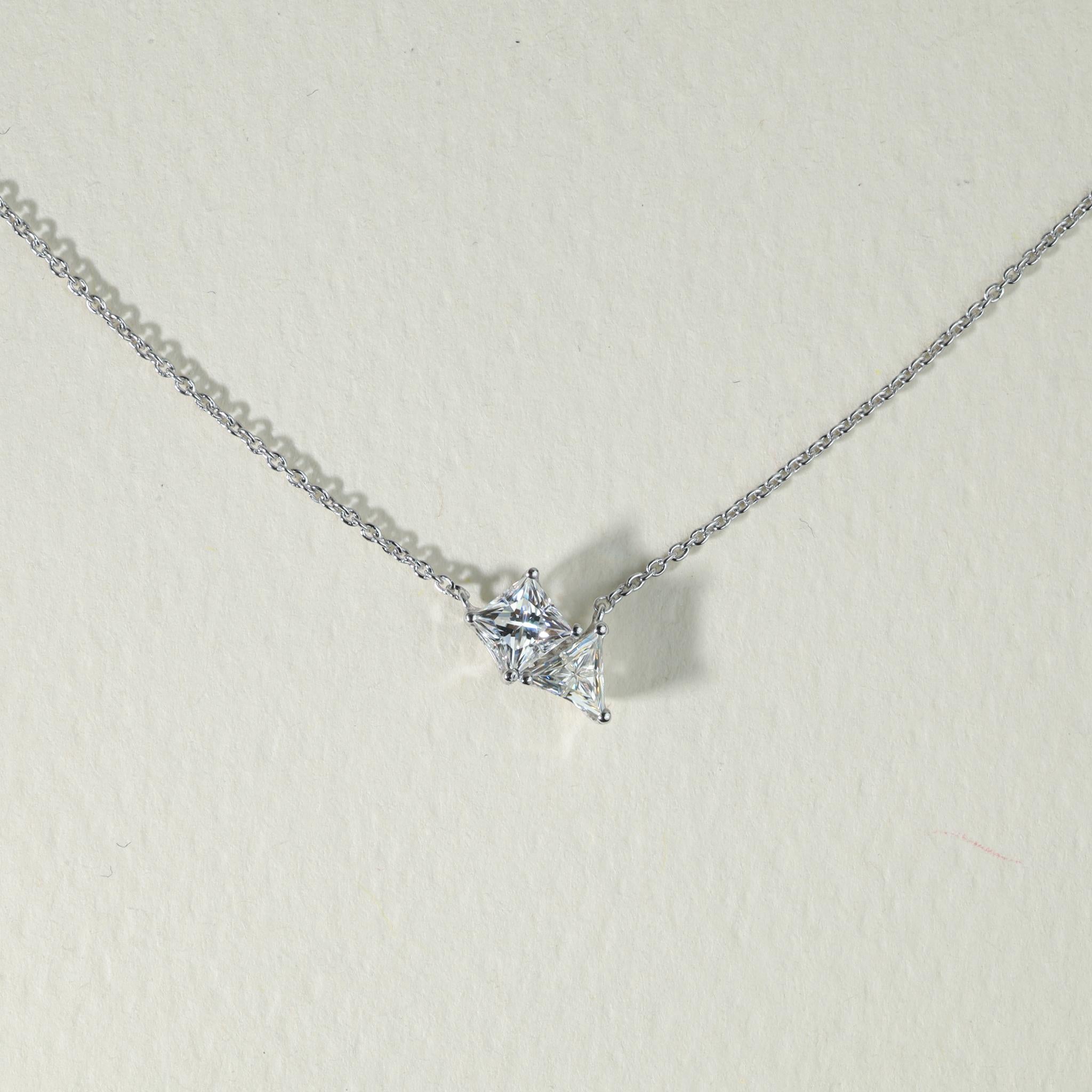 GIA Report Certified 0.75 Carats Princesse Triangle Diamond Pendant Necklace

Disponible en or blanc 18k.

Le même design peut être réalisé avec d'autres pierres précieuses sur demande.

Détails du produit :

- Or massif

- Pierre principale -
