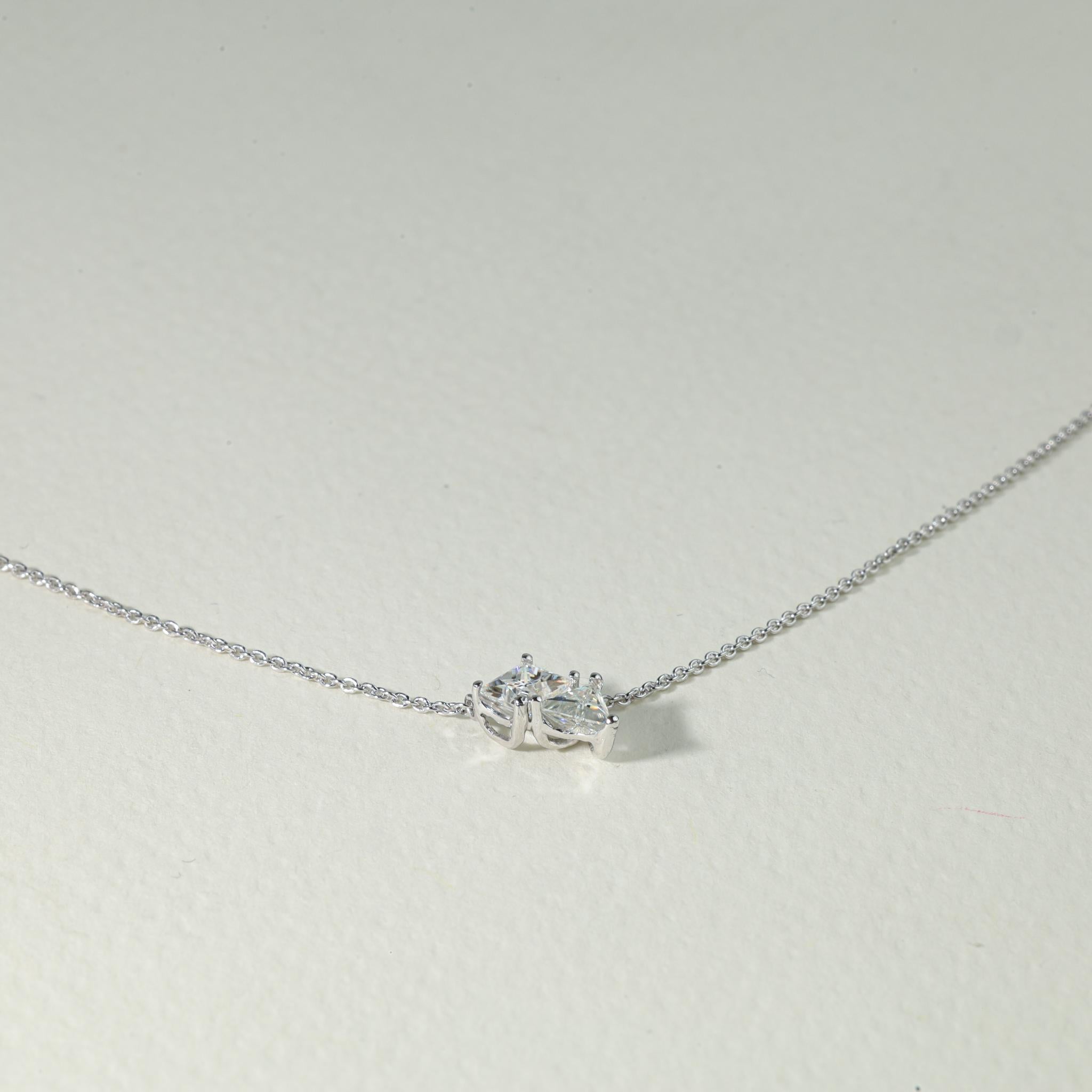Taglio princess Rapporto GIA certificato 0,75 carati per la collana di diamanti a triangolo Princess. in vendita