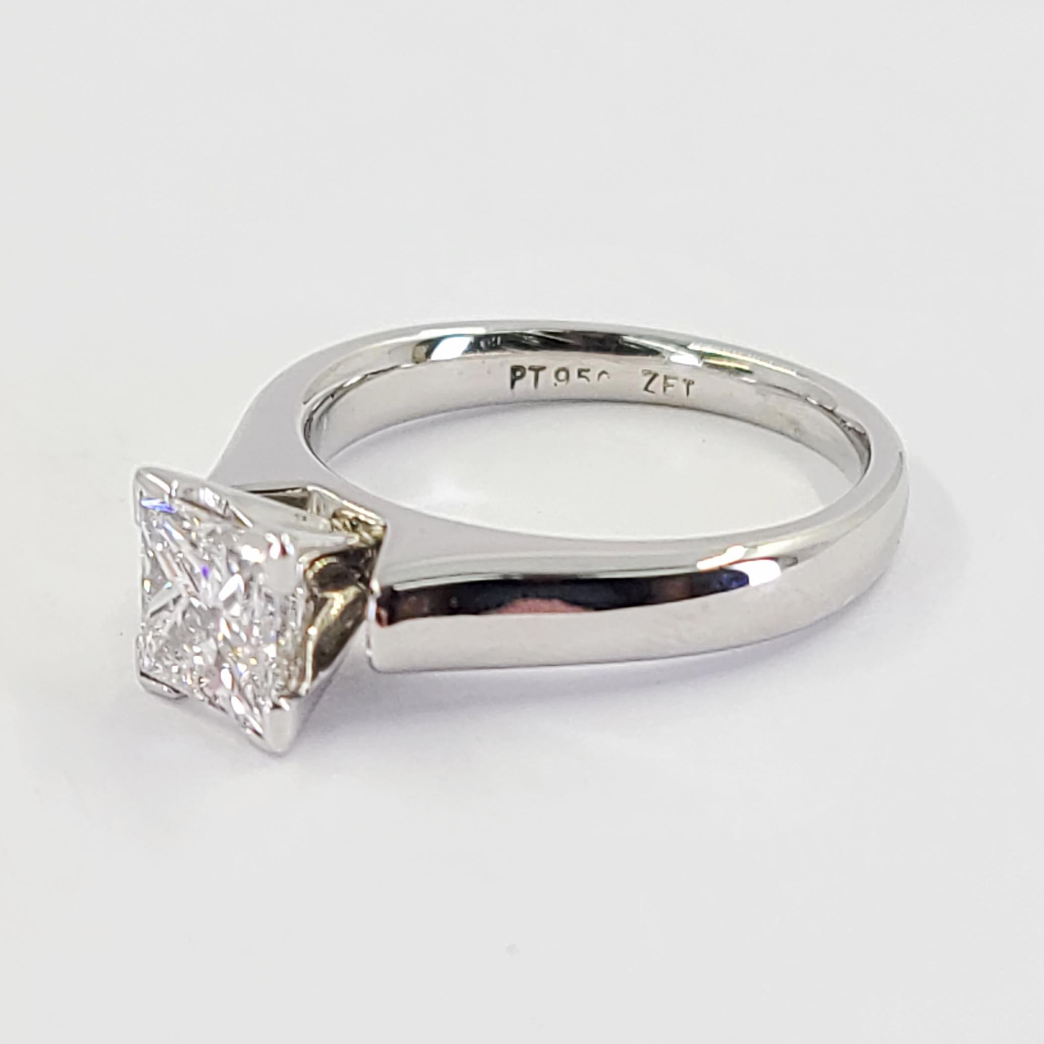 Bague de fiançailles solitaire en diamant platine avec un diamant taille princesse de 1,02 carat classé par le GIA (rapport n° 12660532) comme étant de pureté VS2 et de couleur G. Taille du doigt 5.5 ; l'achat comprend un service de dimensionnement.