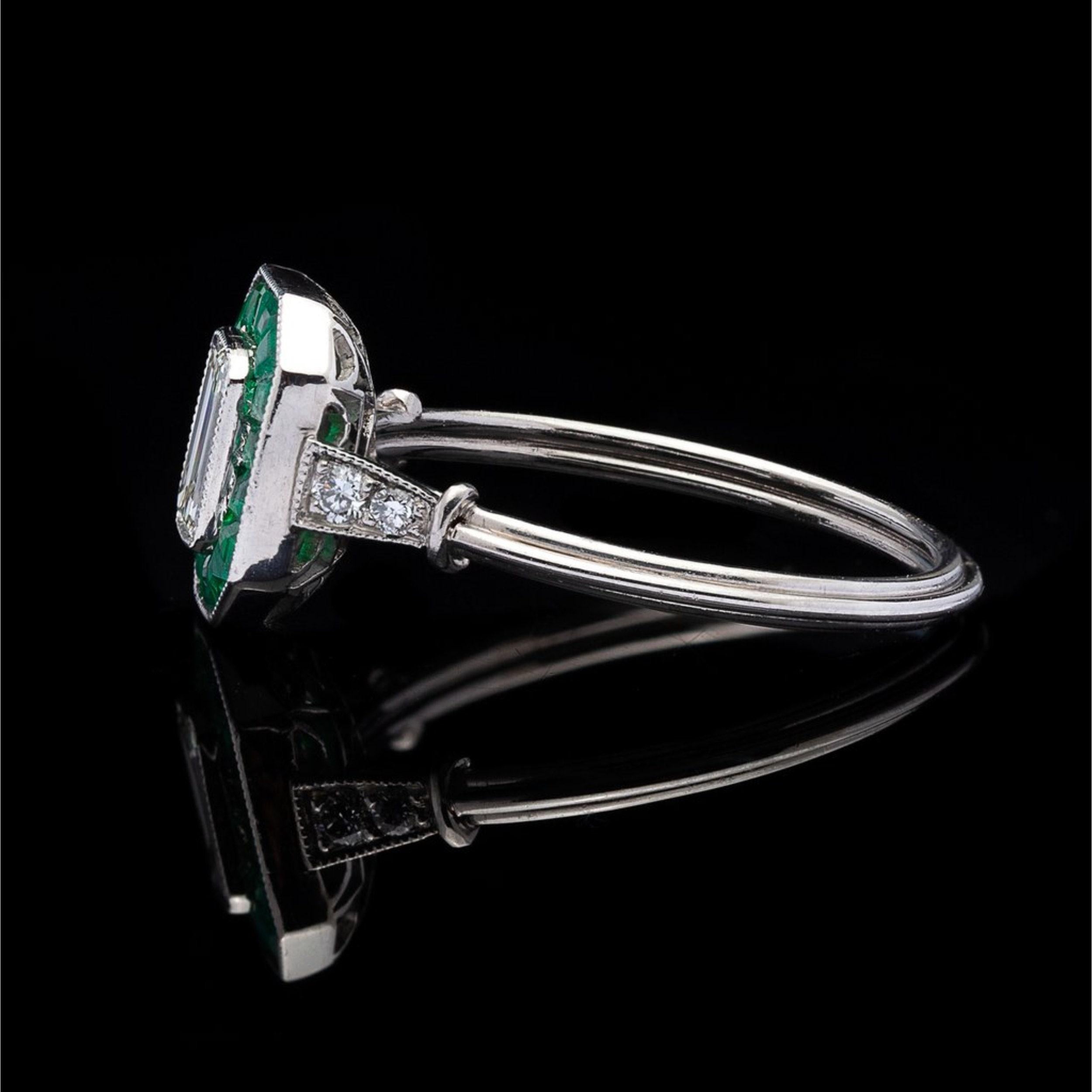 Im Angebot: Art-Deco-Verlobungsring mit zertifiziertem Naturdiamanten und Smaragd aus 18 Karat Gold () 3