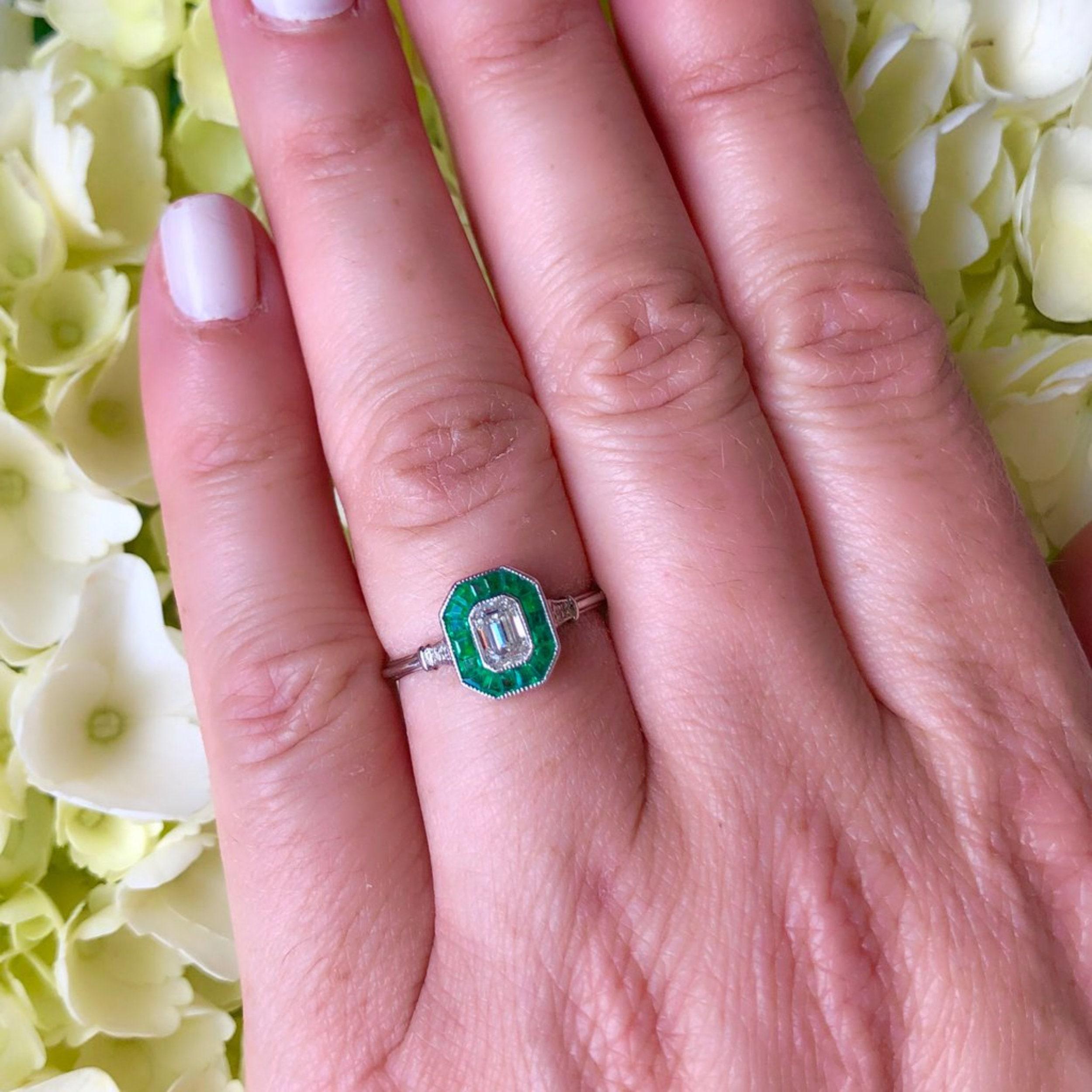 Im Angebot: Art-Deco-Verlobungsring mit zertifiziertem Naturdiamanten und Smaragd aus 18 Karat Gold () 8