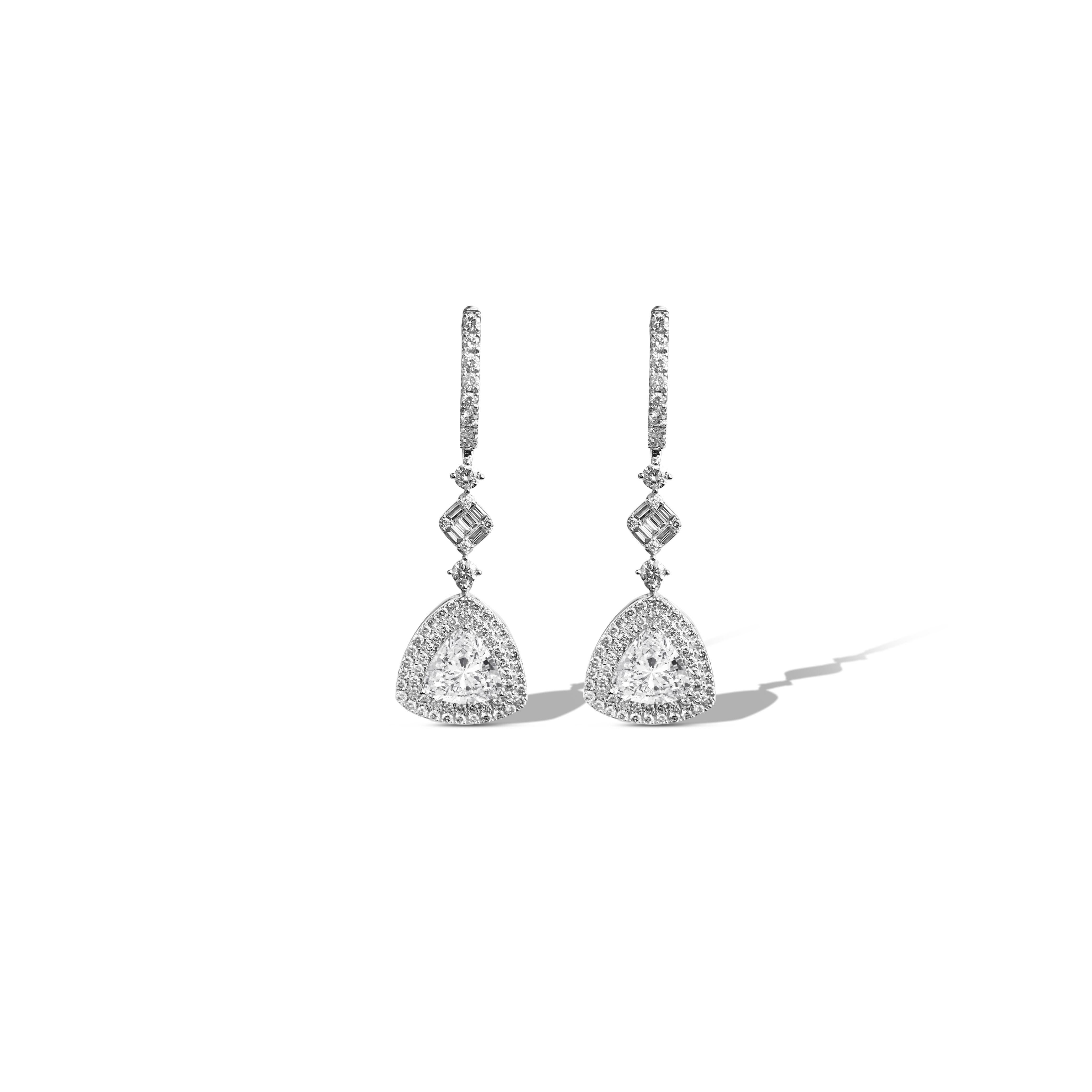 GIA Report Certified 1.5 Carats E VVS Diamond Trillion Cut Drop Dangle Earrings In New Condition For Sale In Jaipur, RJ