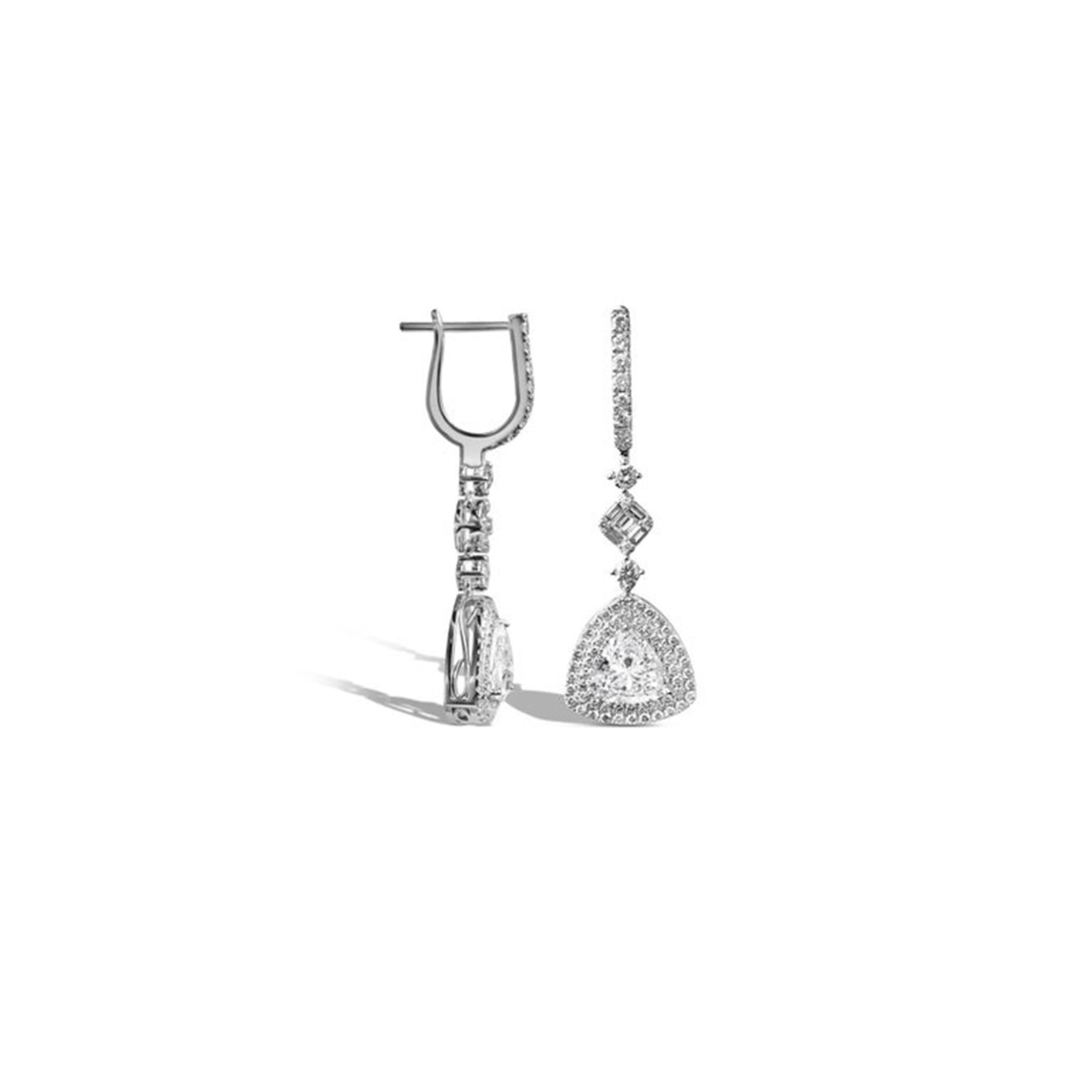GIA Report Certified 1.5 Carats E VVS Diamond Trillion Cut Drop Dangle Earrings For Sale 2