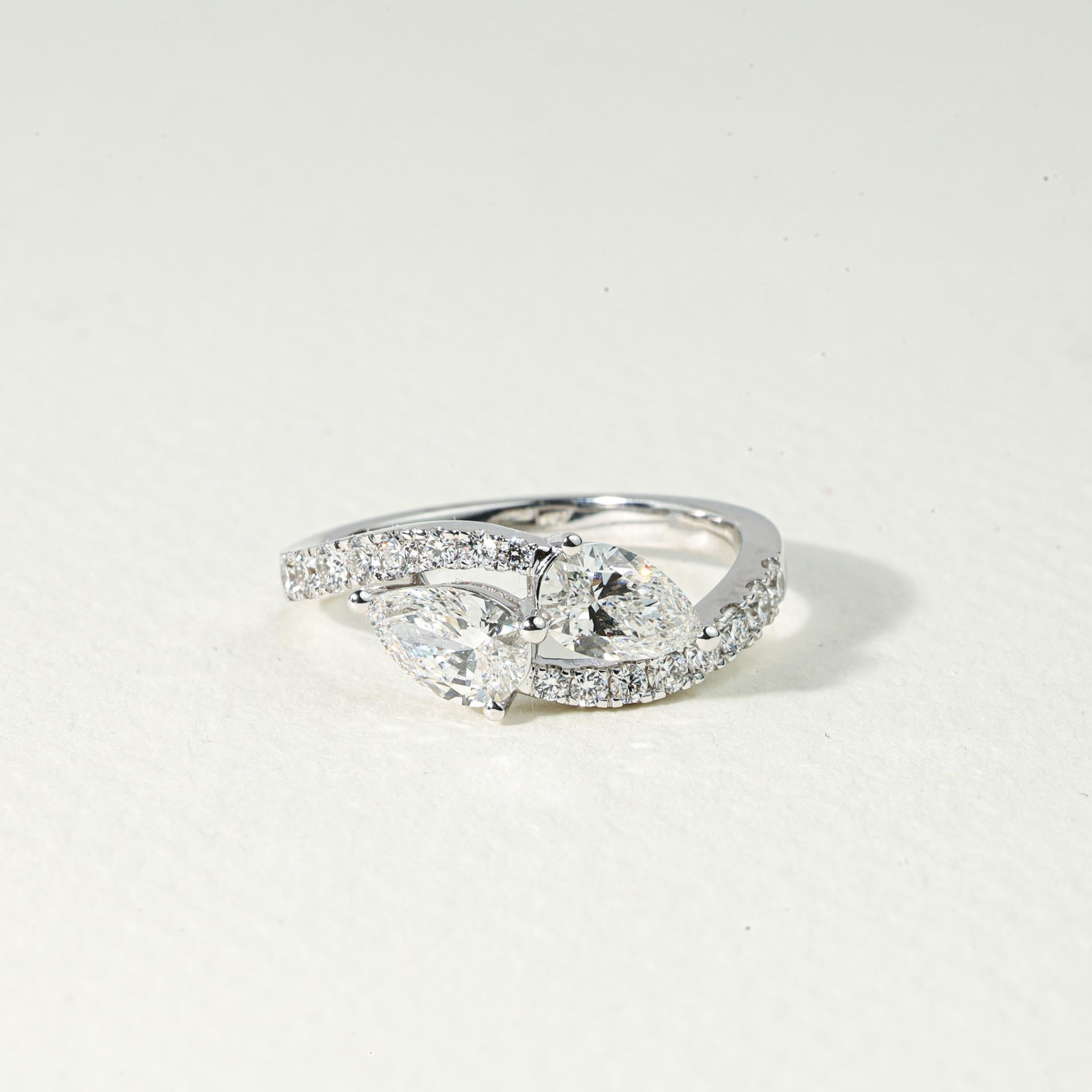 GIA Report Certified 1.5 ct Pear Cut Diamond Toi Et Moi Engagement Ring

Disponible en or blanc 18k.

Le même design peut être réalisé avec d'autres pierres précieuses sur demande.

Détails du produit :

- Or massif

- 0,75 carat pour chaque pierre