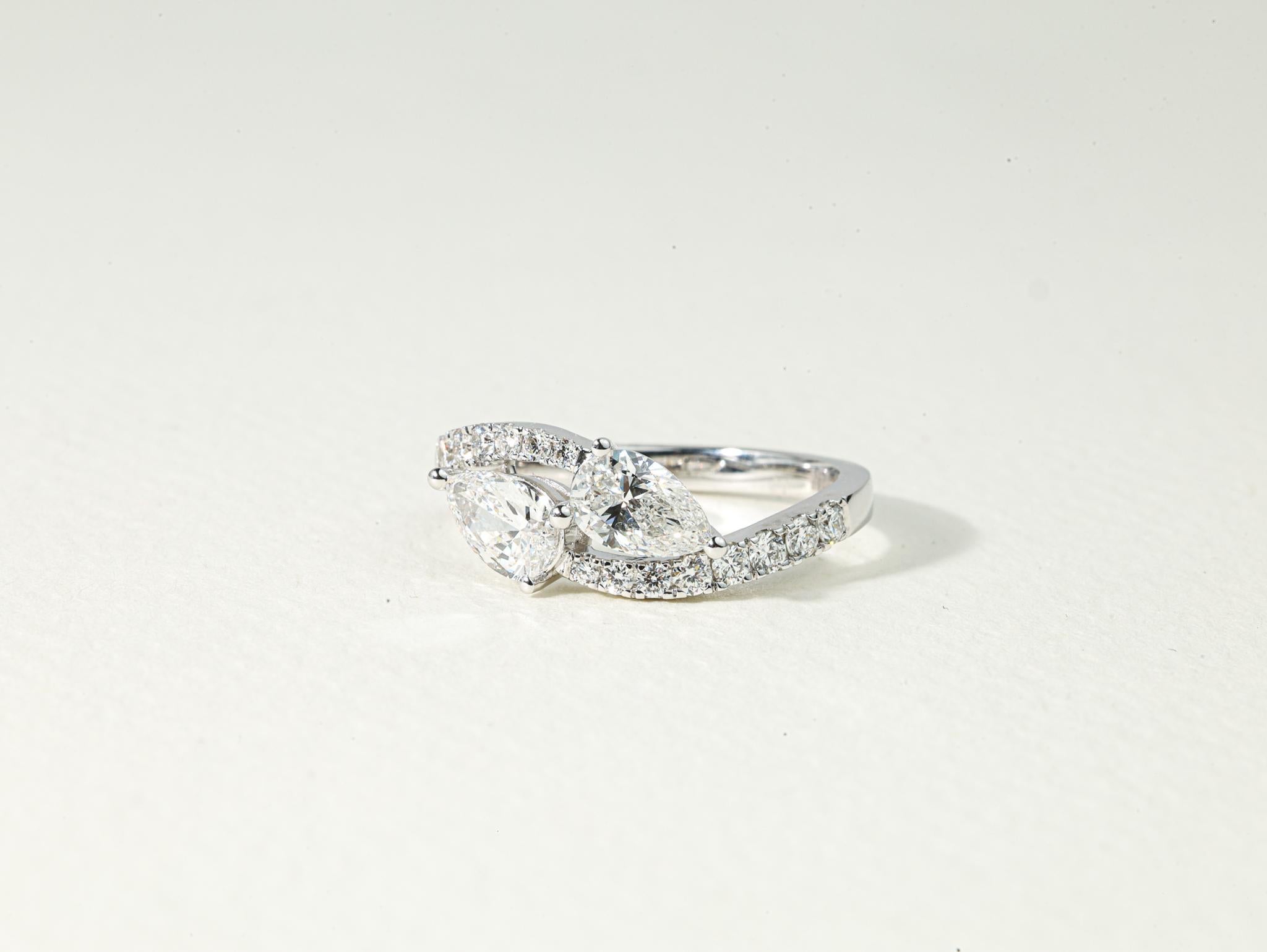 Art déco GIA Report Certified 1.5 ct Dual Pear Cut Diamond Toi Et Moi Engagement Ring en vente