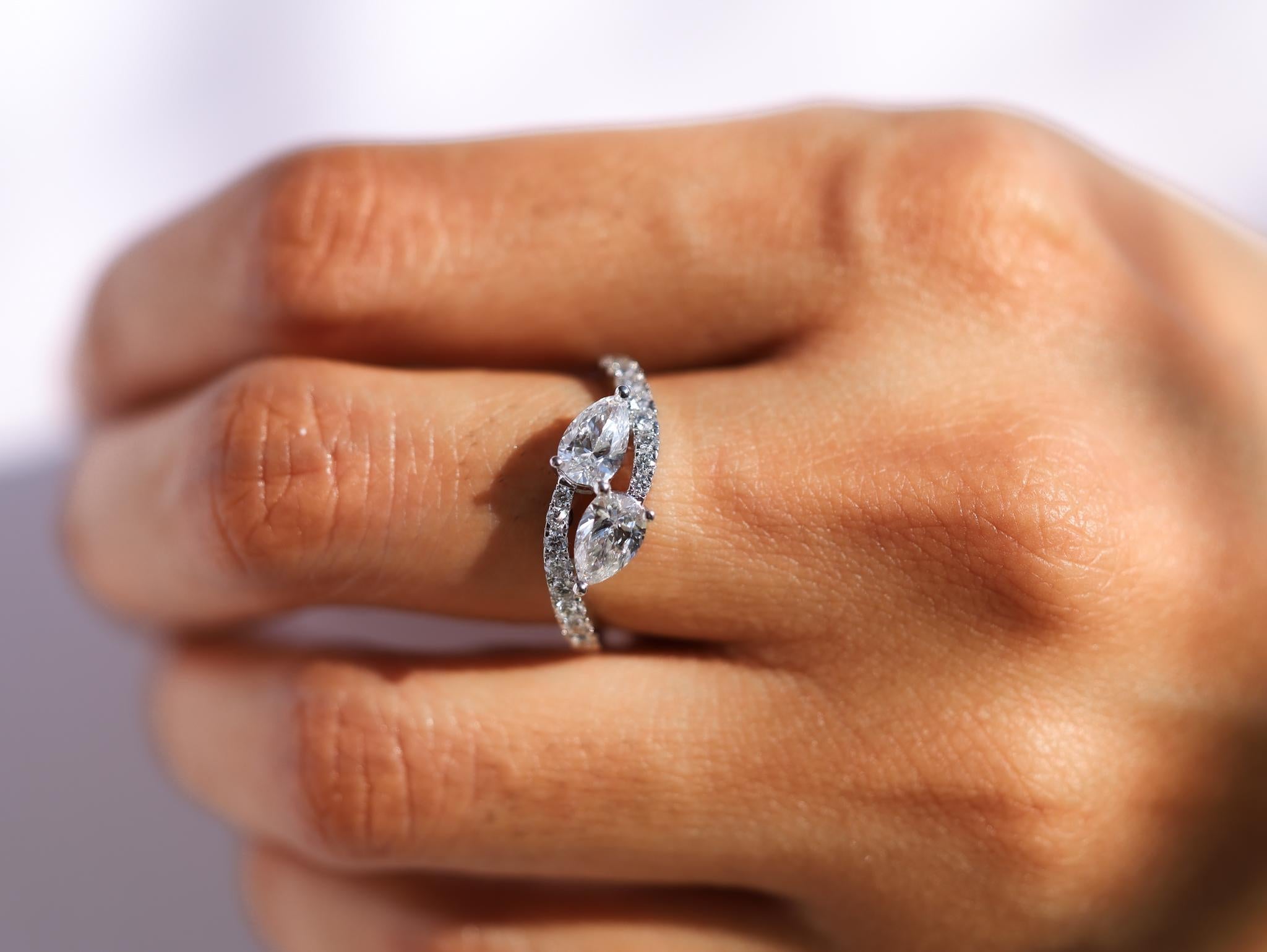 GIA Report Certified 1.5 ct Dual Pear Cut Diamond Toi Et Moi Engagement Ring en vente 1