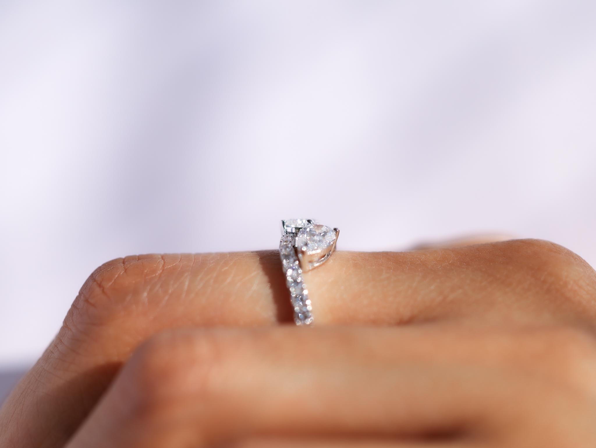 GIA Report Certified 1.5 ct Dual Pear Cut Diamond Toi Et Moi Engagement Ring en vente 3