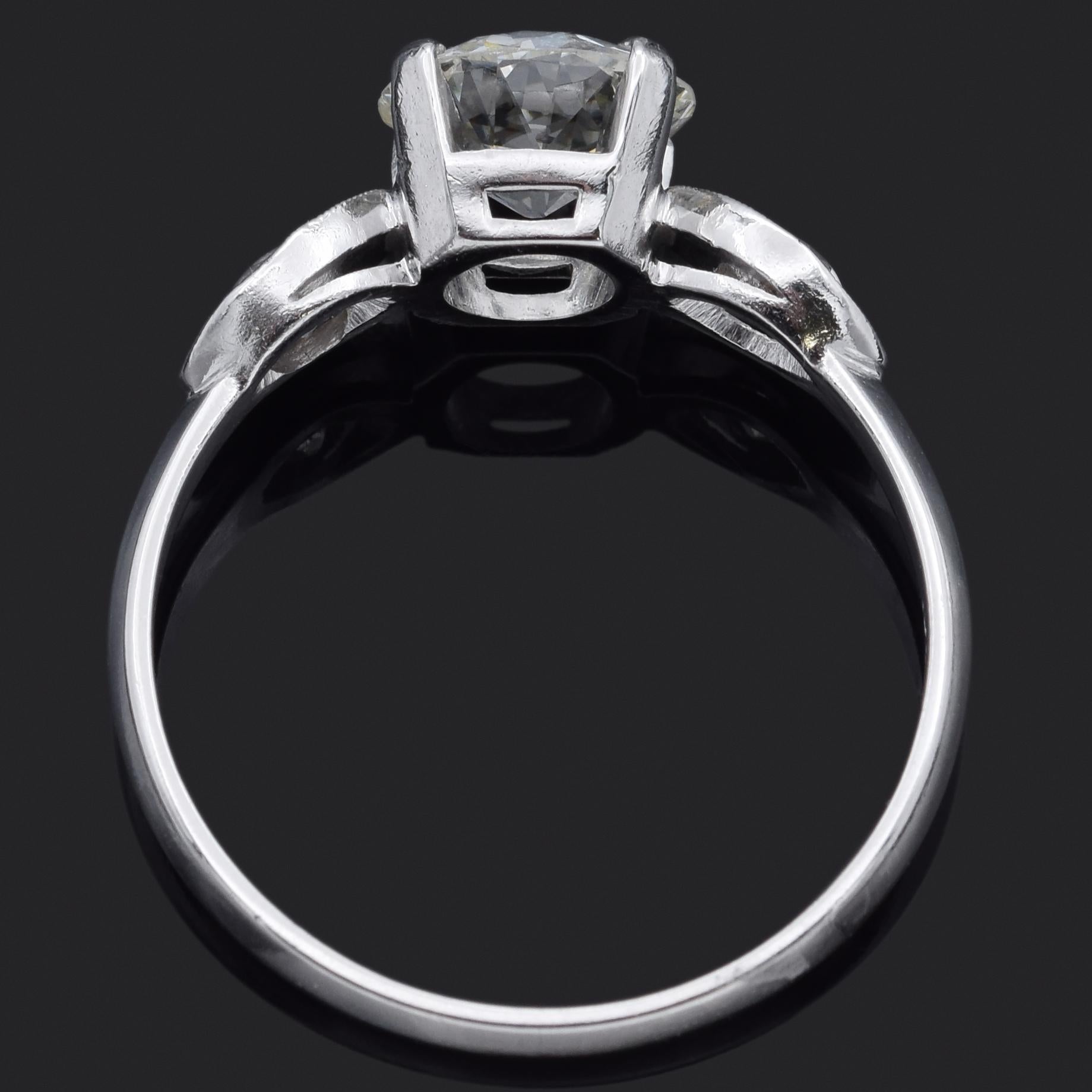 GIA Report Certified 1.58Ct Old Euro Cut Center Diamond Platinum Ring 1.92TCW Bon état - En vente à New York, NY