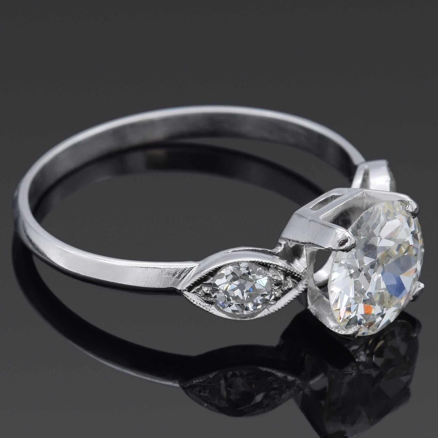 GIA Report Certified 1.58Ct Old Euro Cut Center Diamond Platinum Ring 1.92TCW Pour femmes en vente