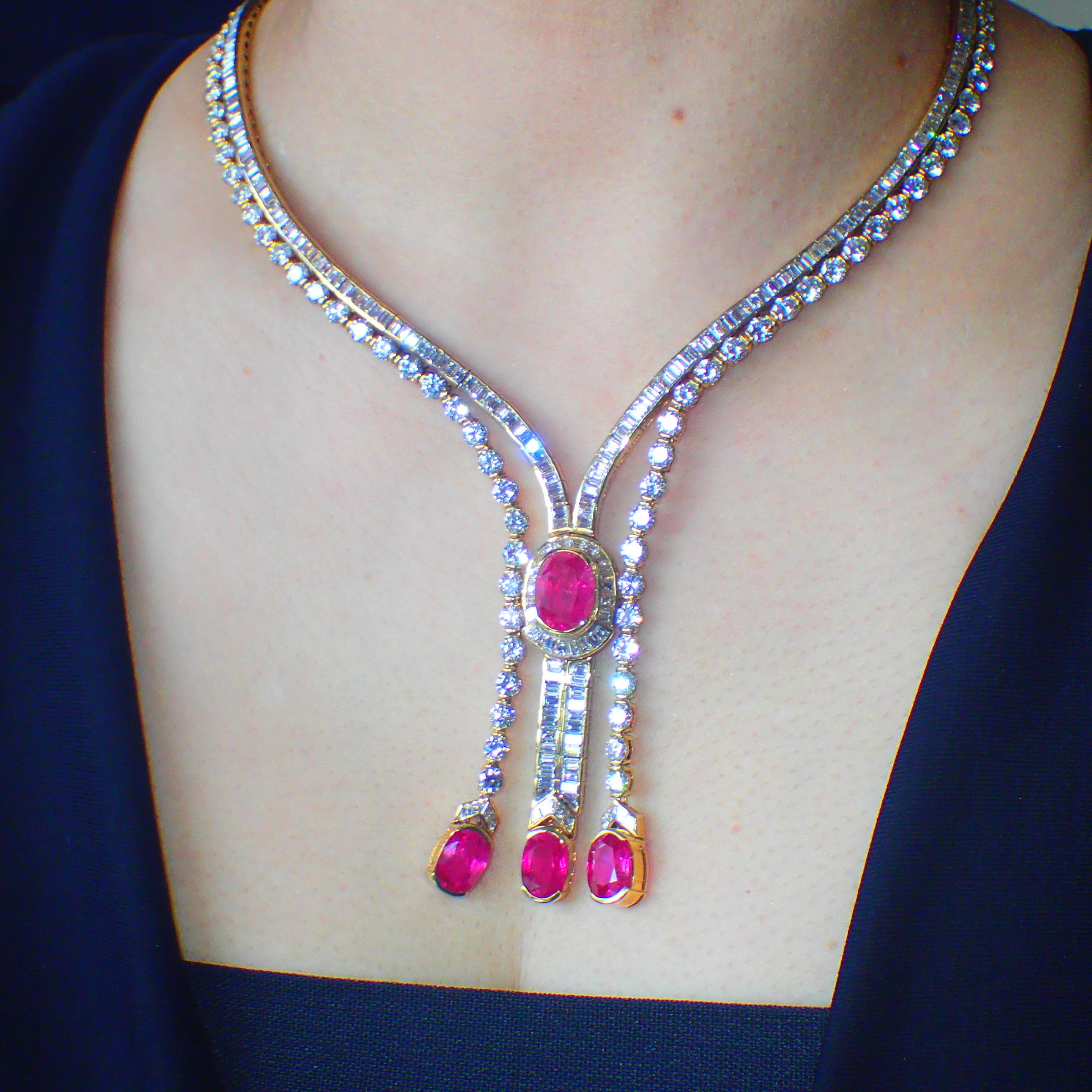 Diese elegante Halskette aus 18 Karat Gelbgold besteht aus natürlichen weißen Diamanten von insgesamt 3,90 Karat und natürlichen GIA-zertifizierten Rubinen von insgesamt 19,48 Karat.  