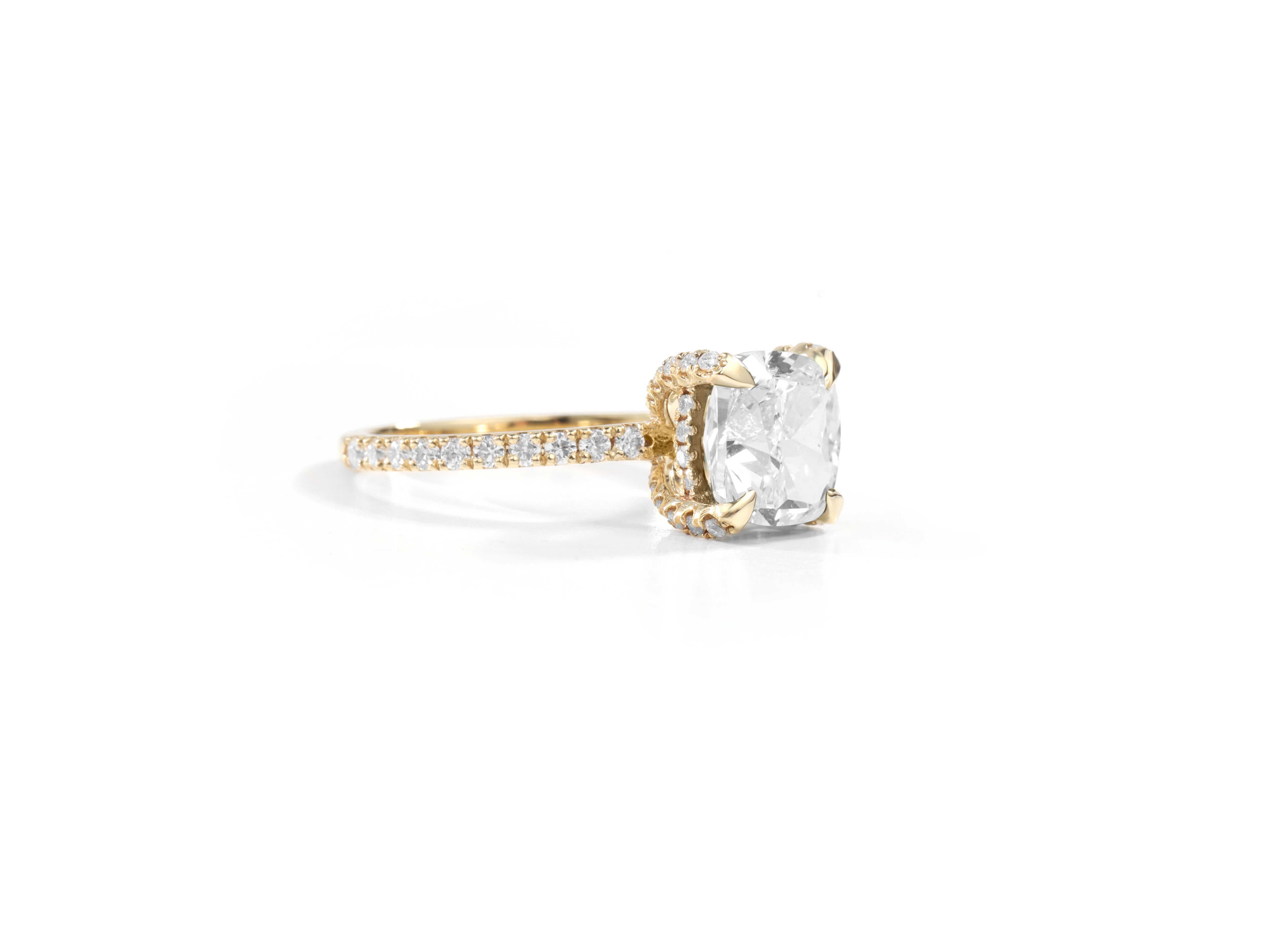 GIA Report Certified 2 Carat E VVS Cushion Cut Diamond Engagement Ring 18k In New Condition For Sale In Jaipur, RJ