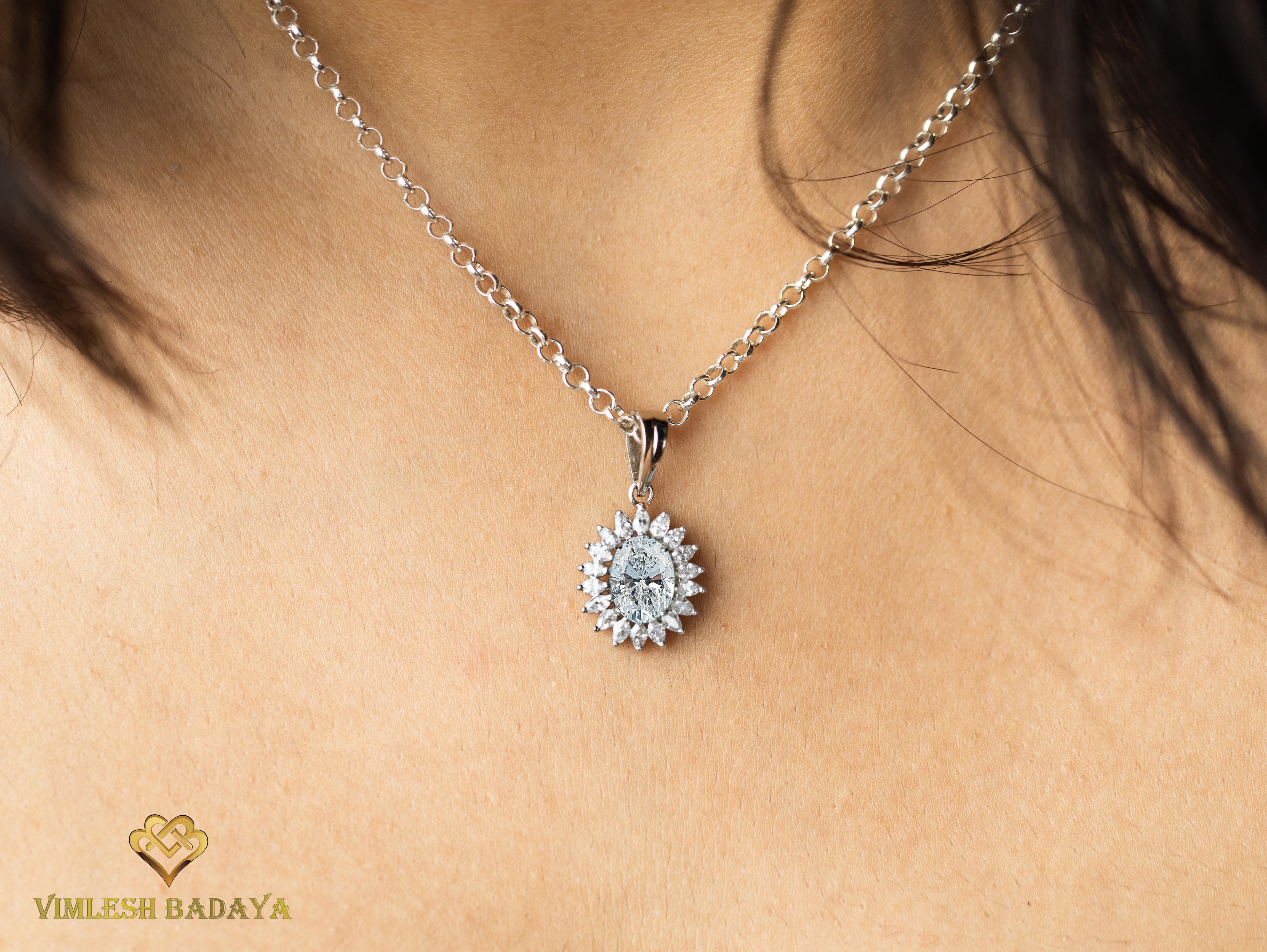 Pendentif halo de diamants taille ovale de 2 carats H incolores VS certifiés par le GIA Neuf - En vente à Jaipur, RJ
