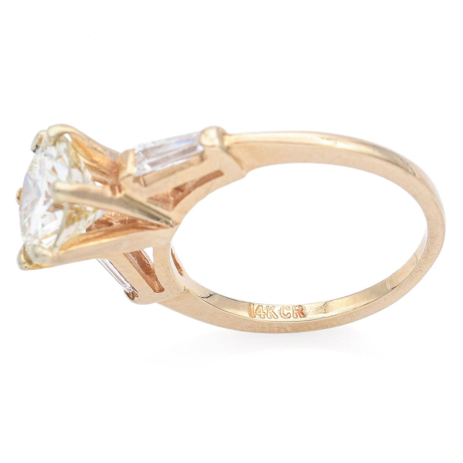 GIA Report Certified 2.04 Ct Round Brilliant Center Diamond Yellow Gold Ring In Good Condition For Sale In New York, NY