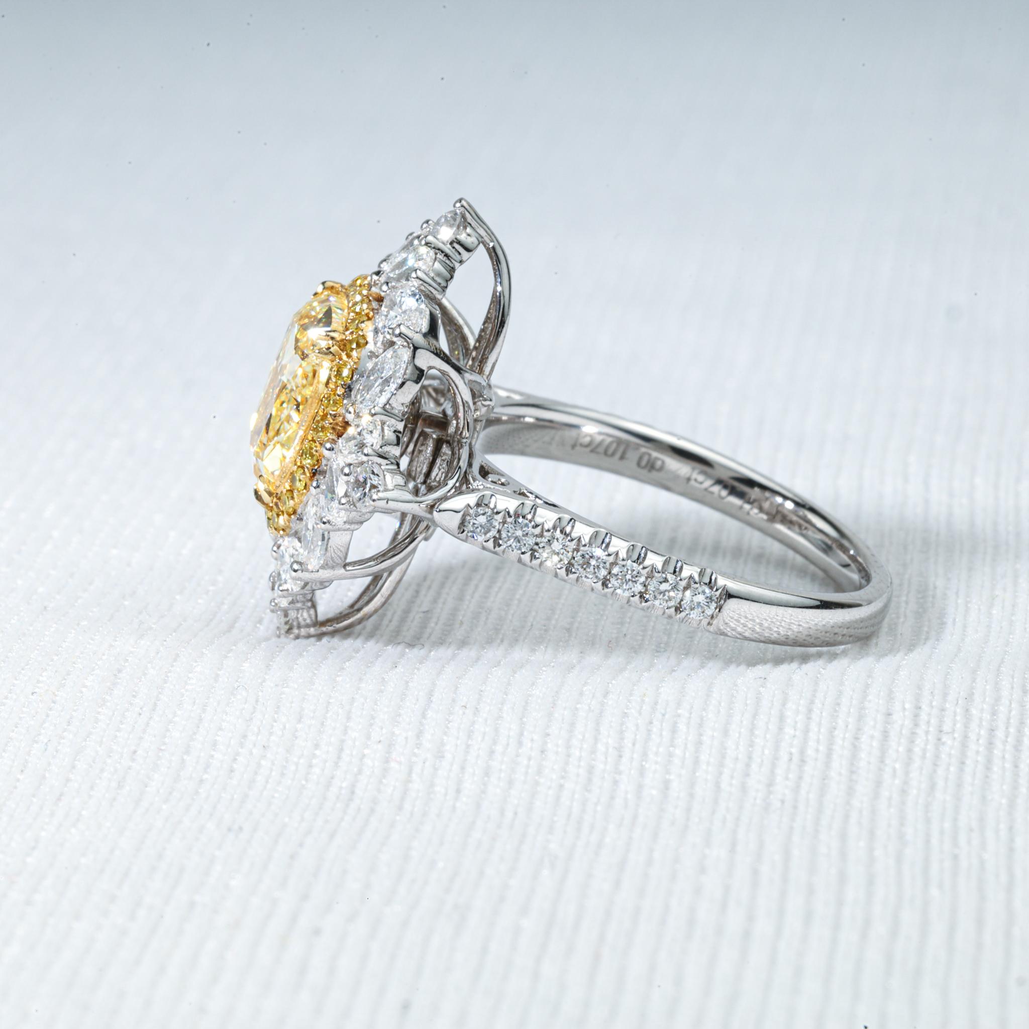GIA-Bericht zertifizierter 3 Karat Fancy Hellgelber Diamant-Verlobungsring mit Kissenschliff im Zustand „Hervorragend“ im Angebot in Jaipur, RJ