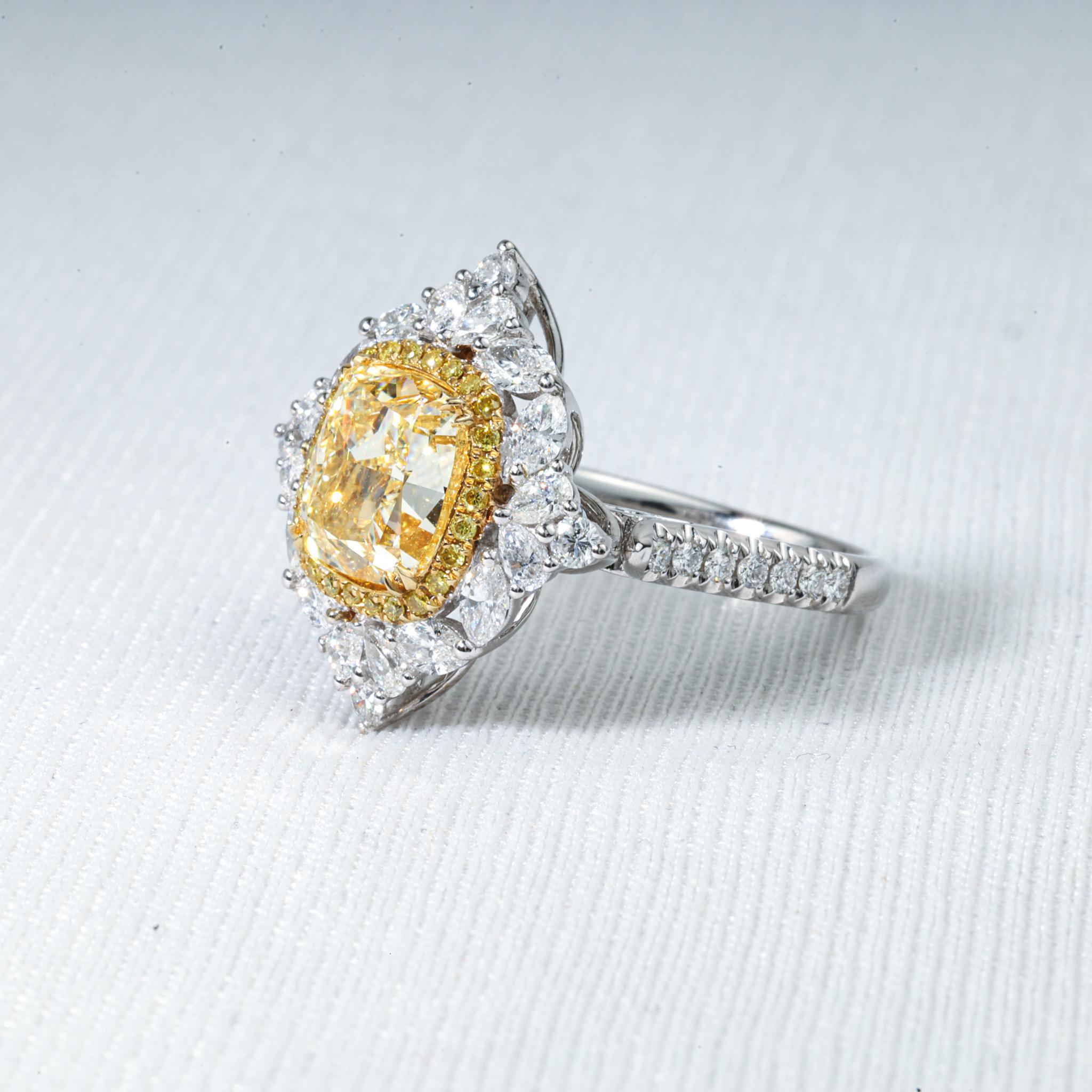 GIA Report Certified 3 Carat Fancy Light Yellow Cushion Diamond Engagement Ring In Excellent Condition For Sale In Jaipur, RJ