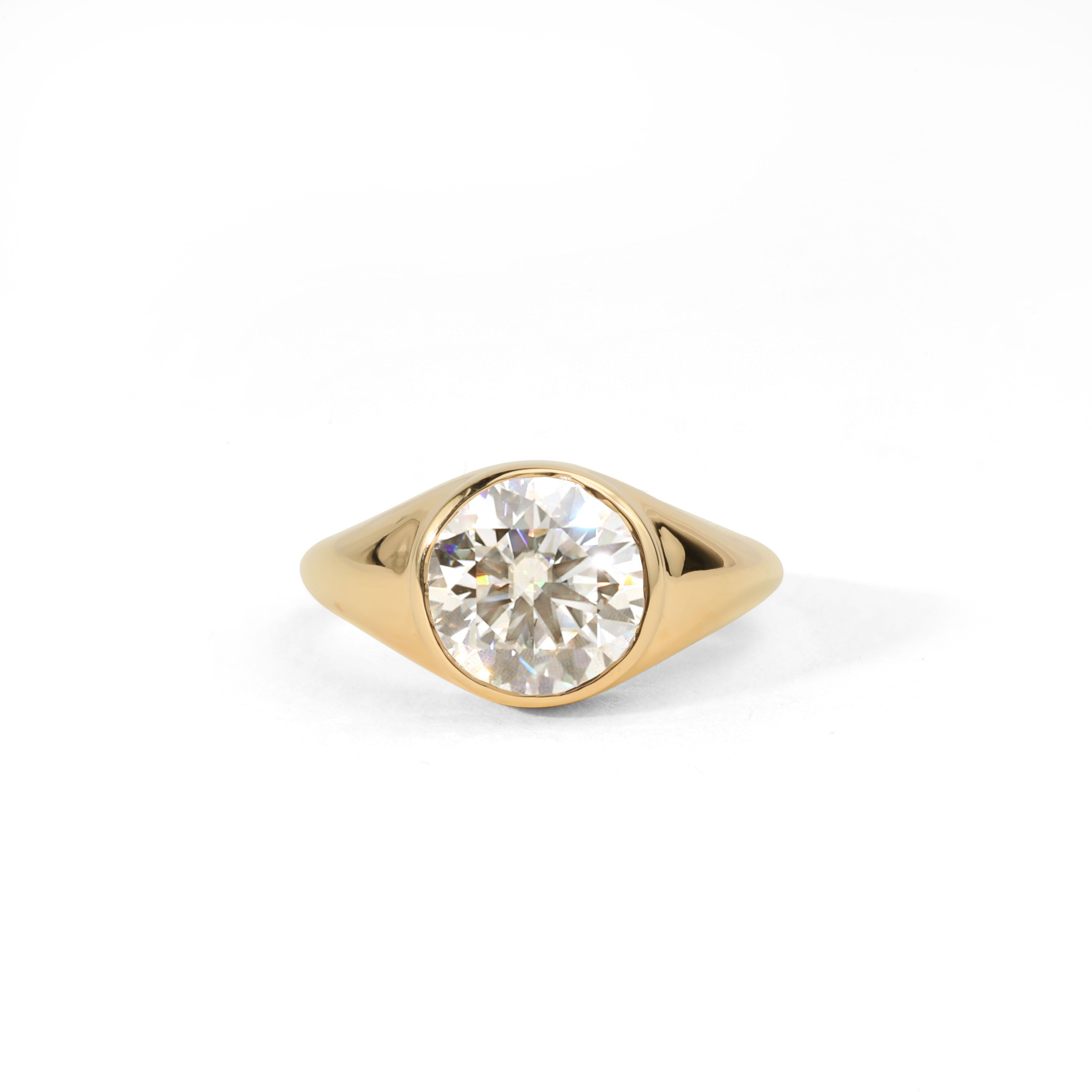 Commanding in presence and refined in detail, The Imperial Light solitaire signet ring is a masterclass in contemporary opulence. At its heart gleams a breathtaking 3-carat natural round-cut diamond, selected for its VVS clarity and rare E color,