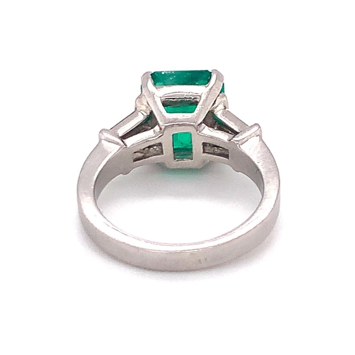 Gia-Bericht zertifiziert 3,20 Karat. Kolumbianischer Smaragd und Diamant Platinring (Smaragdschliff) im Angebot