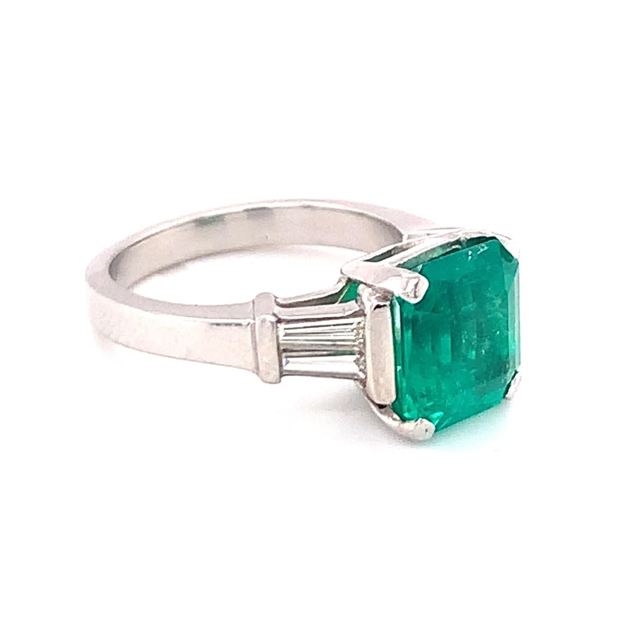 Gia Report Certified 3.20 Ct. Colombian Emerald and Diamond Platinum Ring In Good Condition For Sale In Beverly Hills, CA
