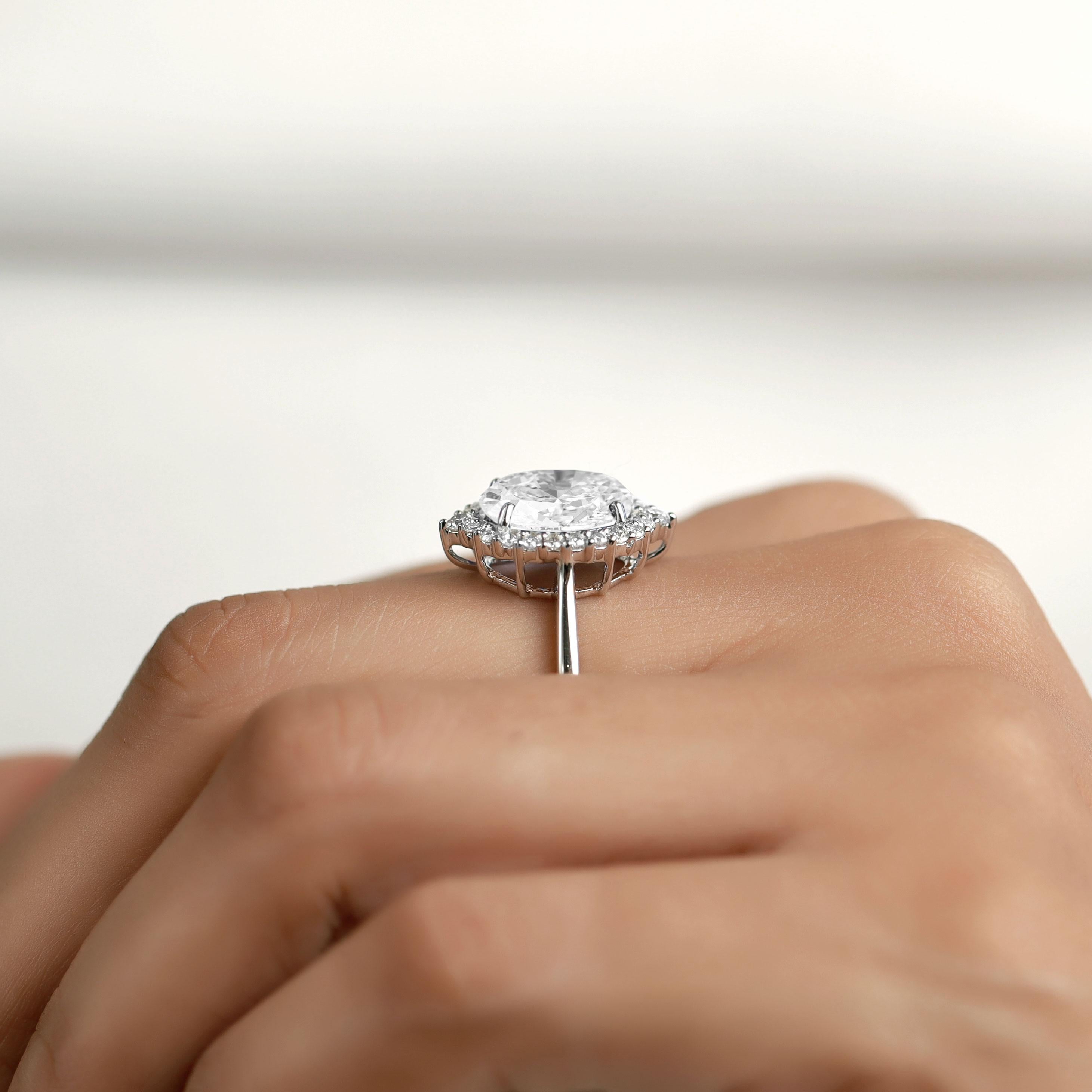 GIA Report Certified 3.5 Carat E VS Oval Cut Diamond 18k Halo Engagement Ring In New Condition For Sale In Jaipur, RJ