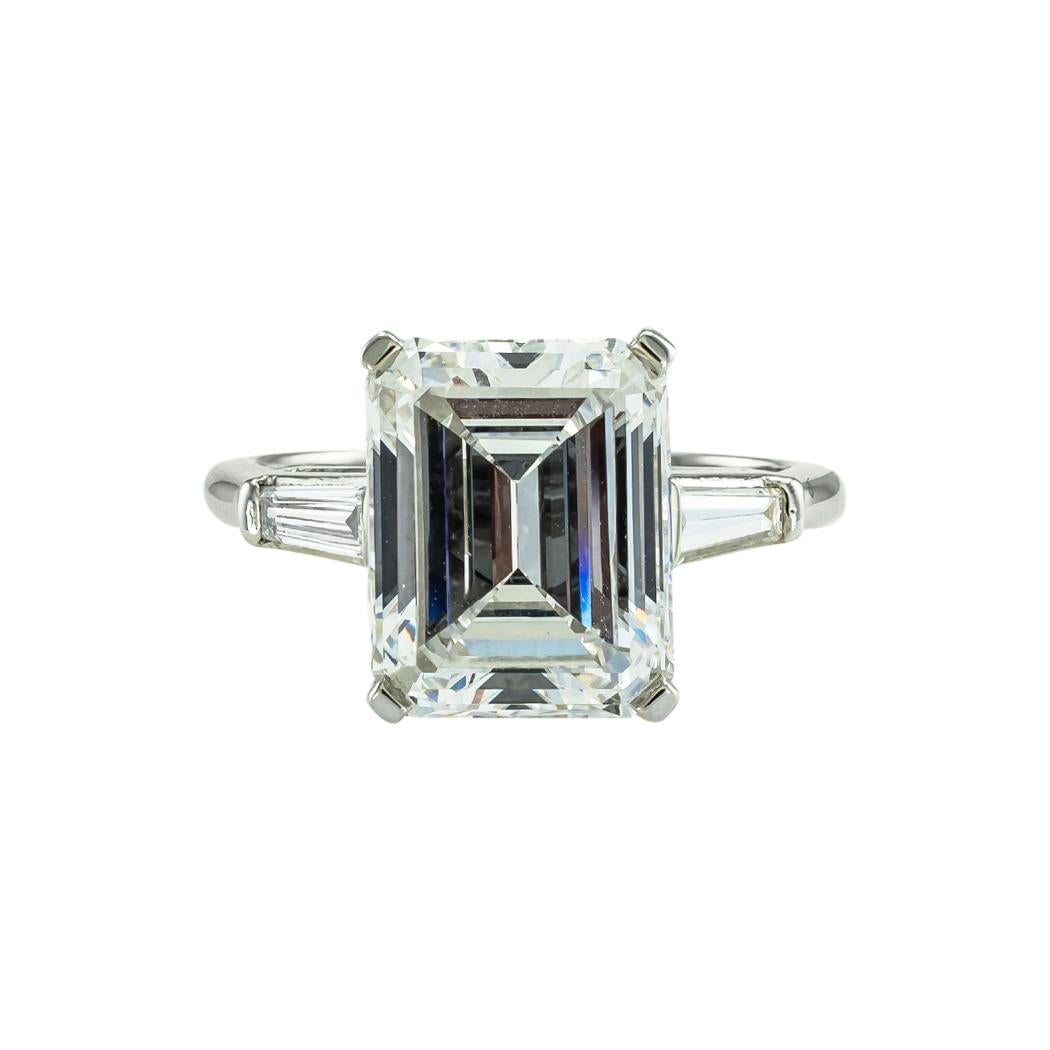 GIA-Bericht zertifizierter Verlobungsring mit 5,31 Karat E VVS1 Diamant im Smaragdschliff im Zustand „Gut“ im Angebot in Los Angeles, CA
