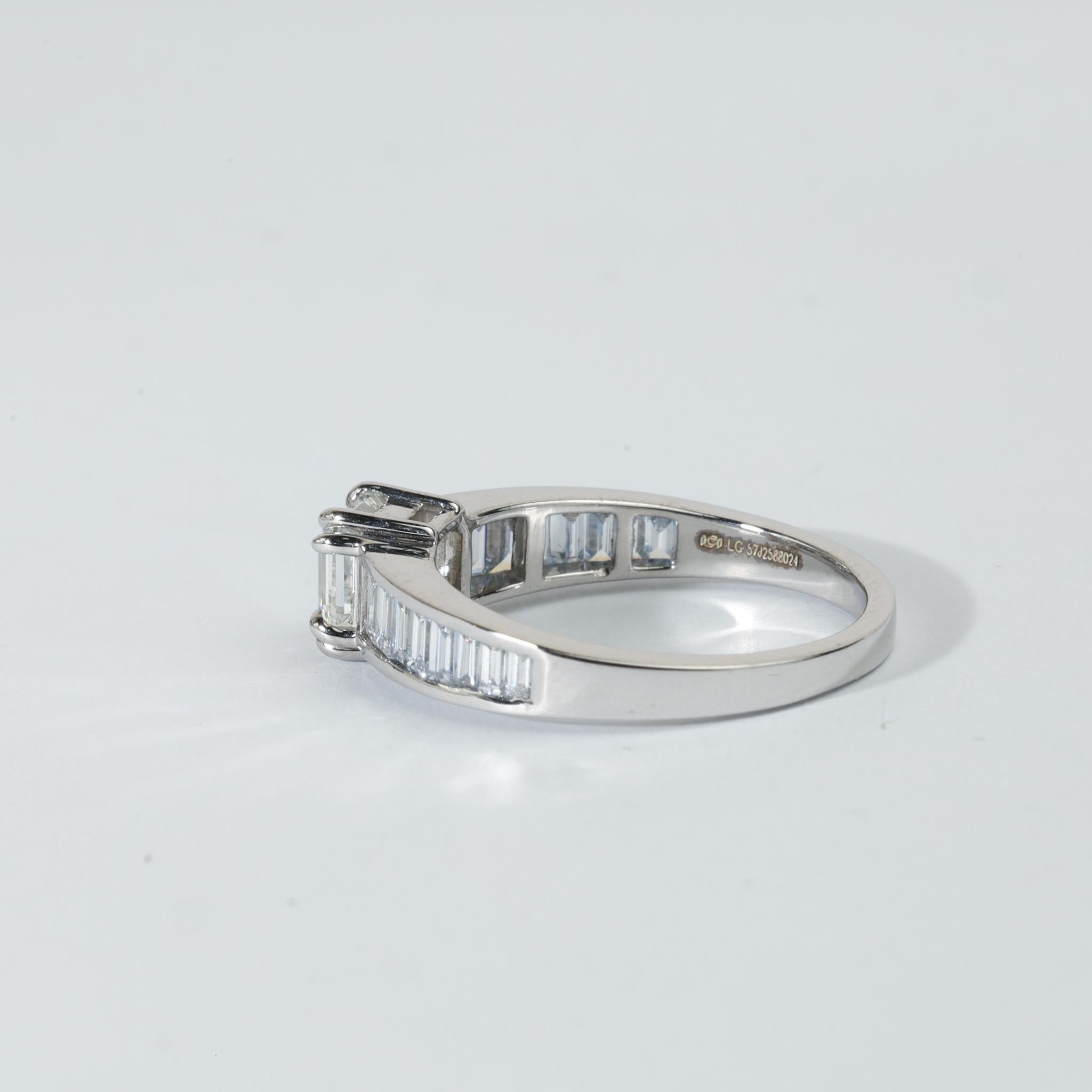Women's or Men's GIA Report Certified Asscher Cut E VVS, 1 carat Diamond Ring 18k White Gold For Sale