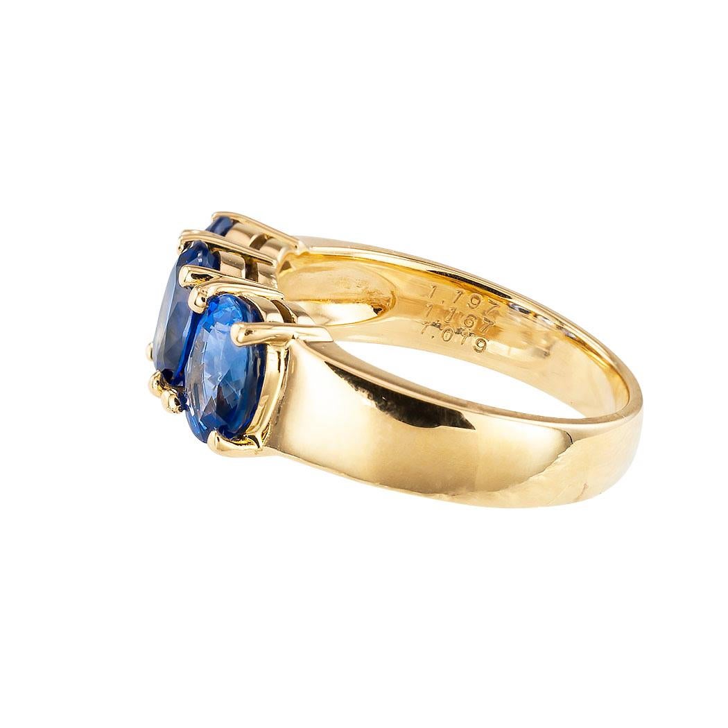 GIA Report Certified Ceylon Sapphire Three Stone Yellow Gold Ring In Good Condition In Los Angeles, CA