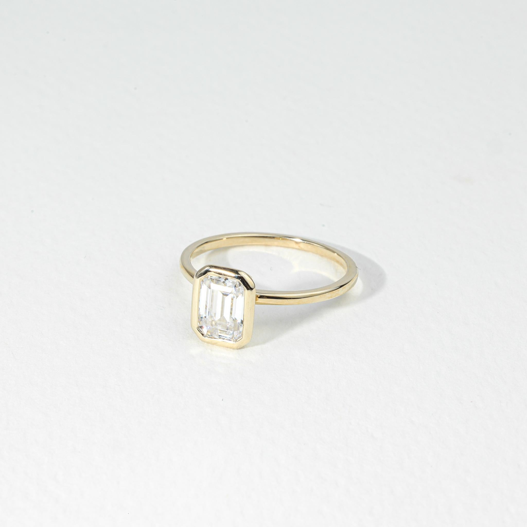 GIA Report Certified D IF 1 Carat Emerald Cut Solitaire Diamond Engagement Ring

Disponible en or blanc 18k.

Le même design peut être réalisé avec d'autres pierres précieuses sur demande.

Détails du produit :

- Or massif Or jaune 18k 

- Pierre