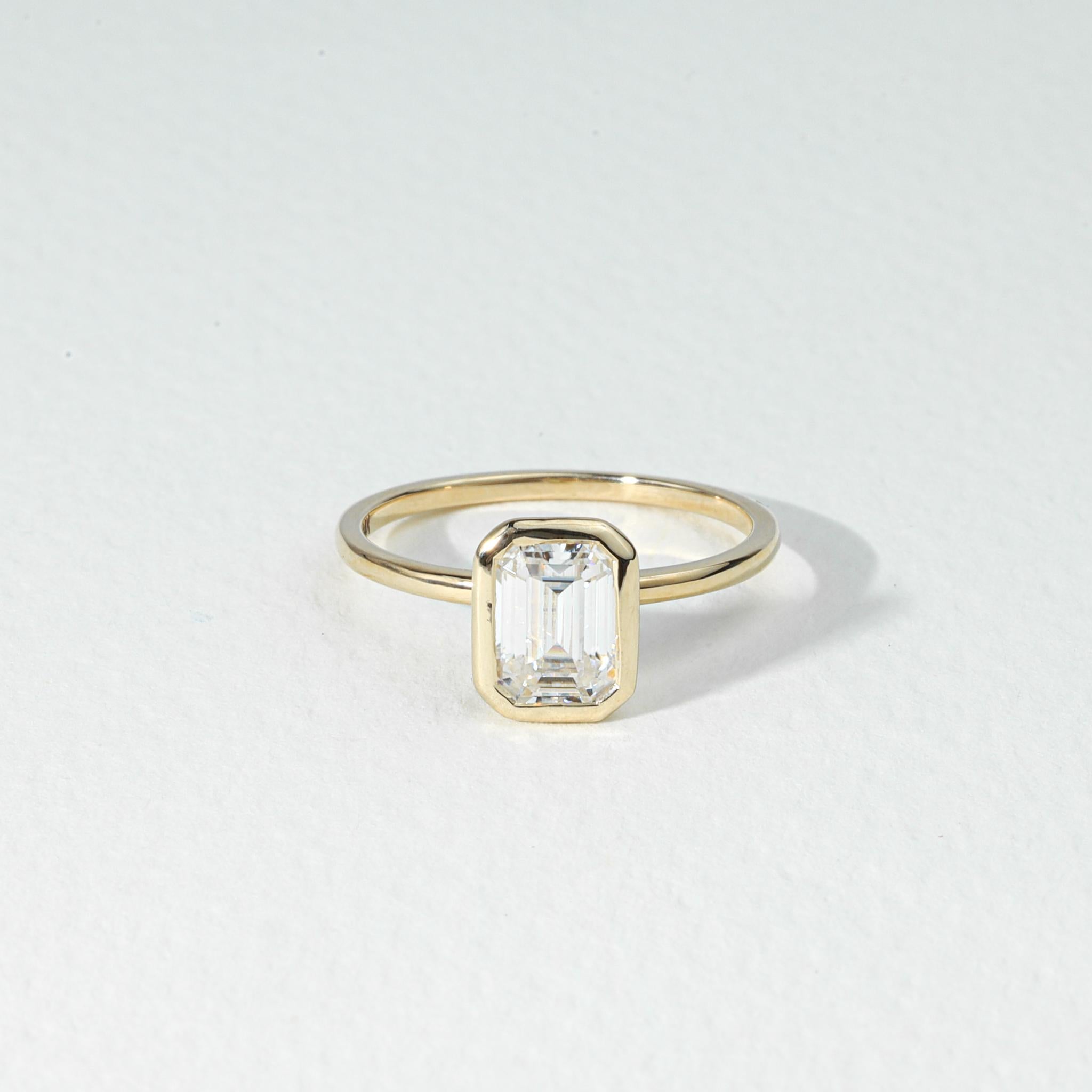 GIA Report Certified D IF 1 Carat Emerald Cut Solitaire Diamond Engagement Ring Pour femmes en vente