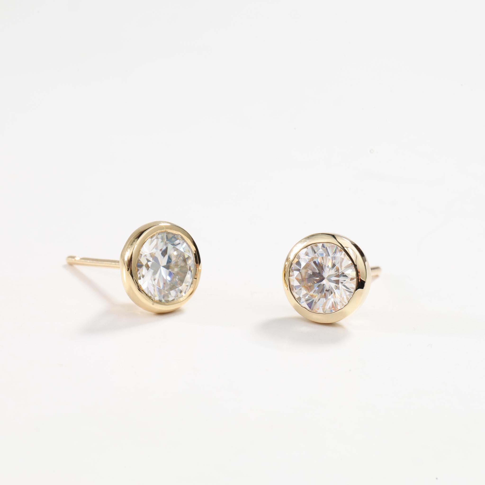 Art Deco GIA Certified 4tcw Natural Round-Cut Diamond Stud Earrings in 18K Yellow Gold For Sale