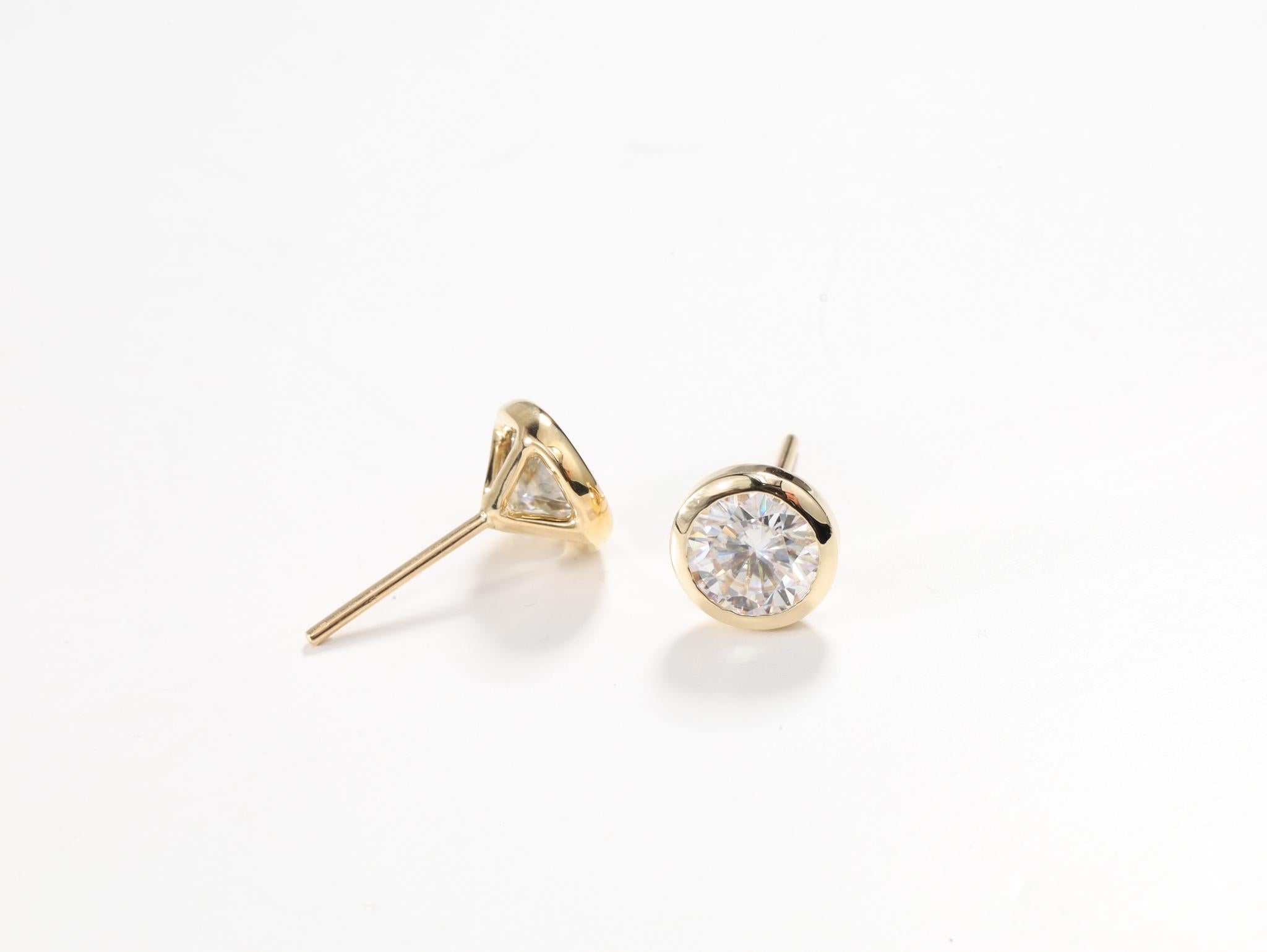 Women's GIA Certified 4tcw Natural Round-Cut Diamond Stud Earrings in 18K Yellow Gold For Sale