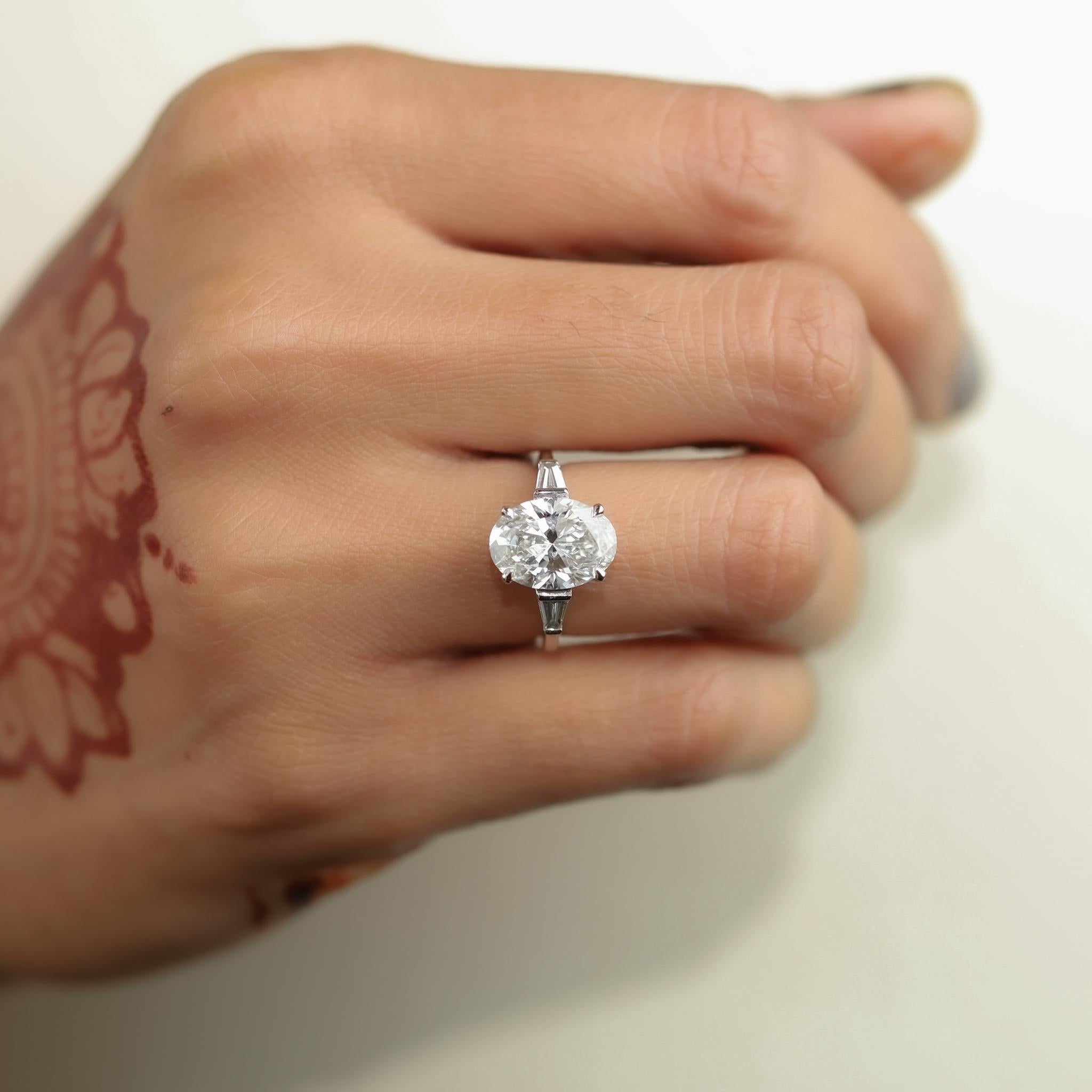 Rapport GIA Certified G VS 3 Carat Oval Cut Diamond Engagement Ring en vente 4