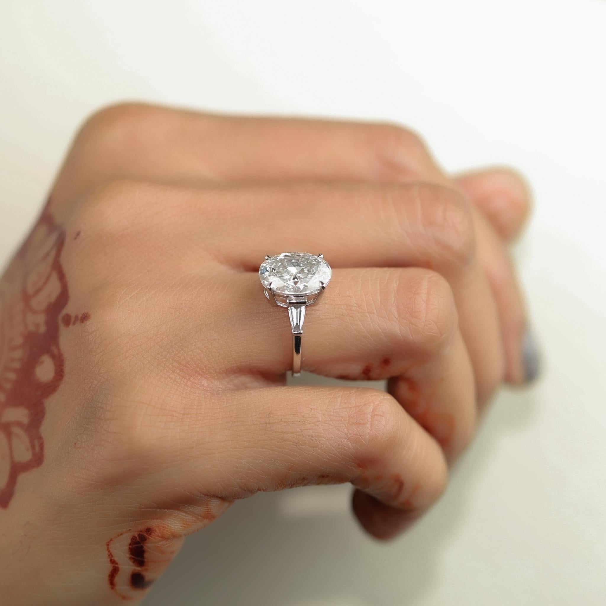 Rapport GIA Certified G VS 3 Carat Oval Cut Diamond Engagement Ring en vente 5