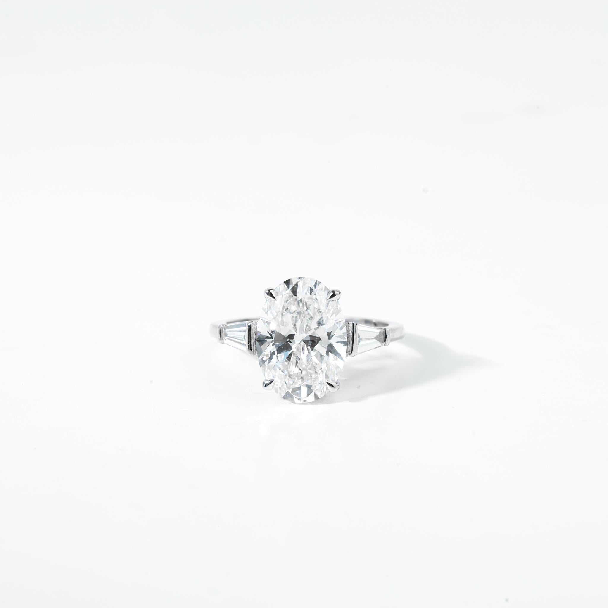 Rapport GIA Certified G VS 3 Carat Oval Cut Diamond Engagement Ring en vente 7