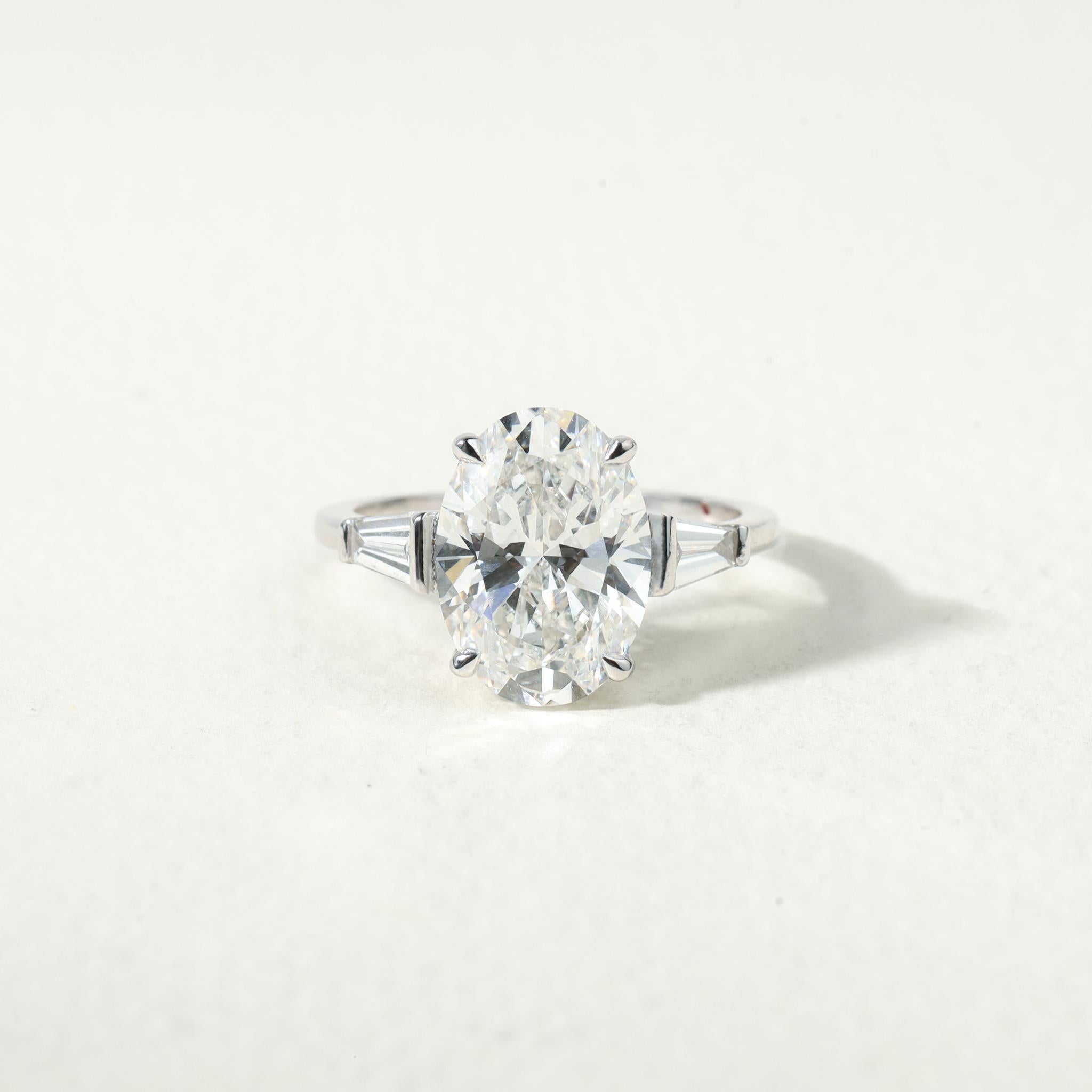 GIA Report Certified G VS2 3 Carat Emerald Cut Diamond Engagement Ring

Disponible en or blanc 18k.

Le même design peut être réalisé avec d'autres pierres précieuses sur demande.

Détails du produit :

- Or massif

-  Diamant latéral - environ 0,33