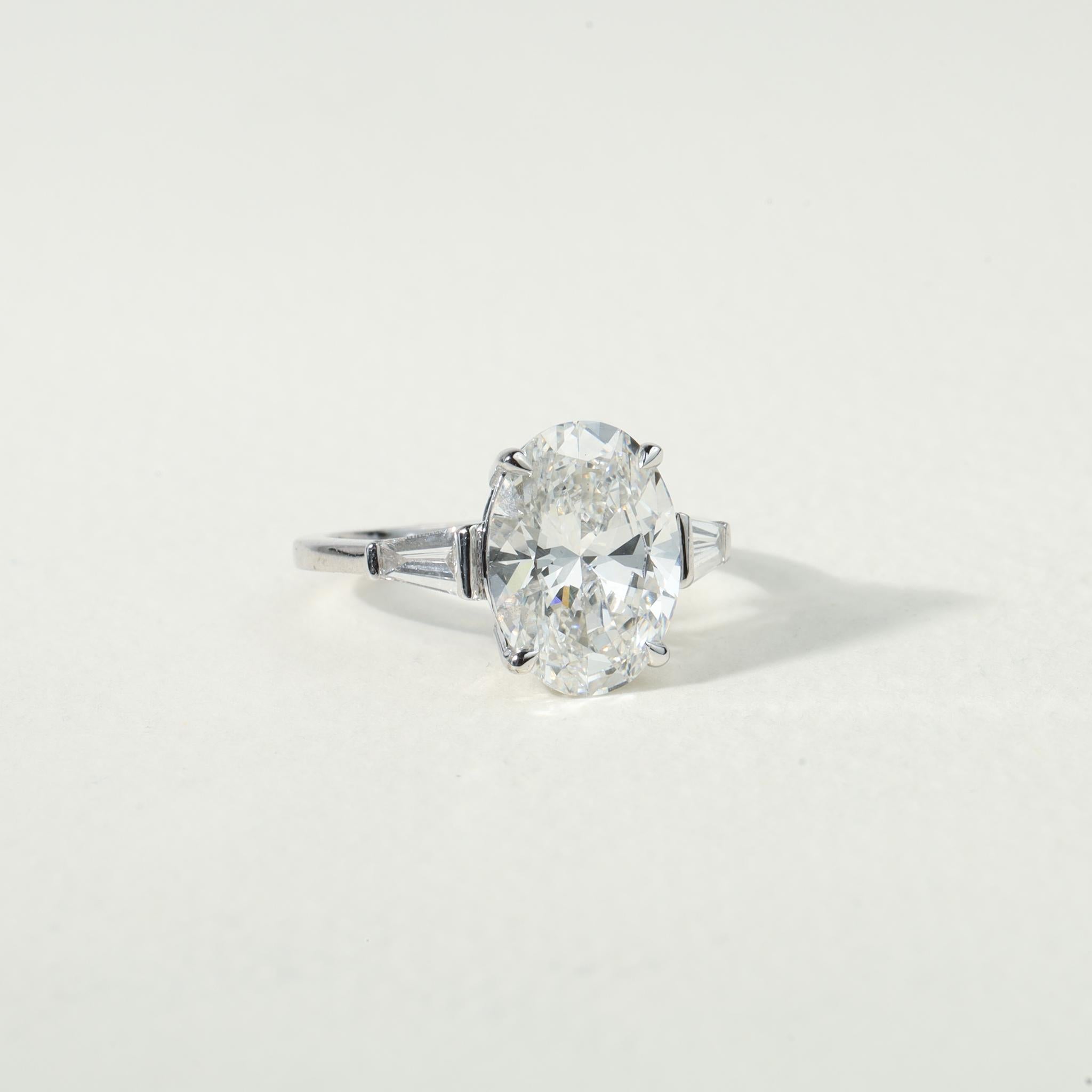 Art déco Rapport GIA Certified G VS 3 Carat Oval Cut Diamond Engagement Ring en vente