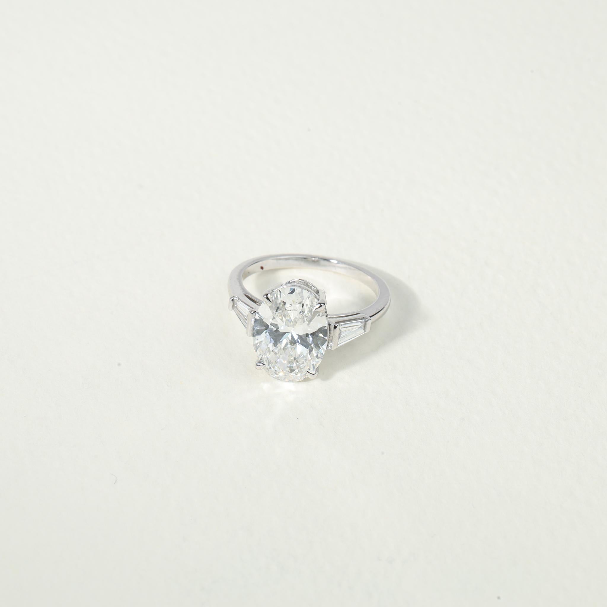 GIA-Certified 3ct Oval-Cut Diamond & Baguette Engagement Ring in 18K White Gold In New Condition For Sale In Jaipur, RJ