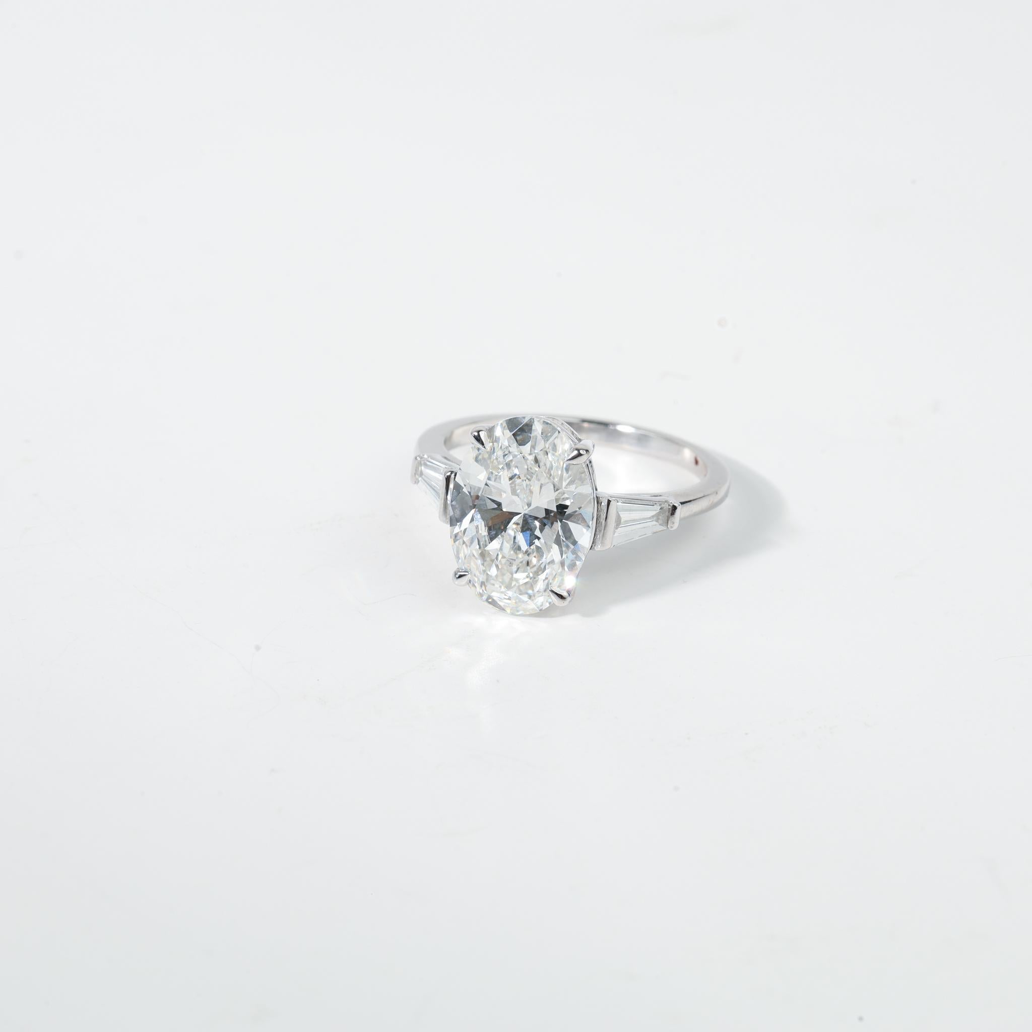 Rapport GIA Certified G VS 3 Carat Oval Cut Diamond Engagement Ring en vente 3
