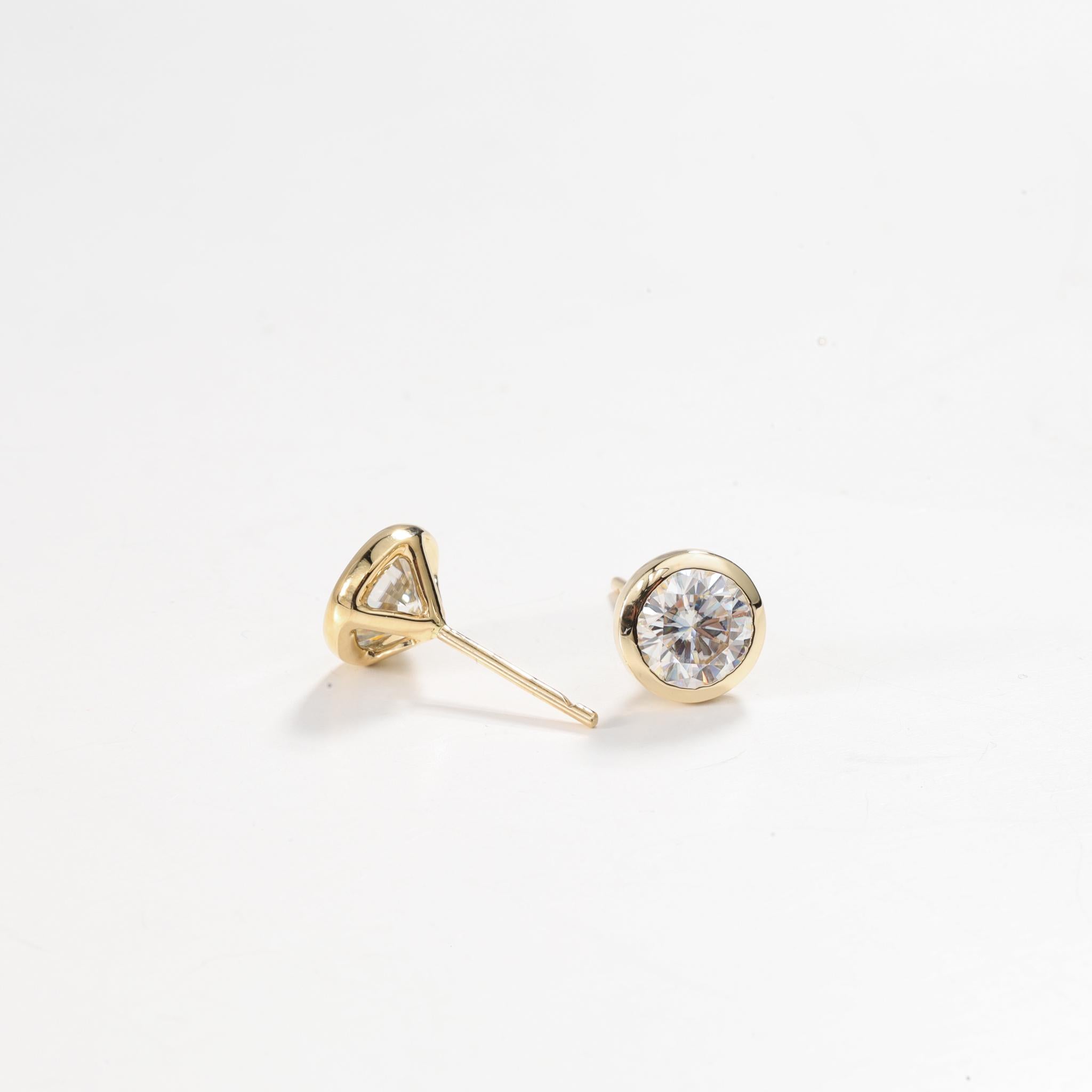 Round Cut GIA Certified 4tcw Natural Round-Cut Diamond Stud Earrings in 18K Yellow Gold For Sale