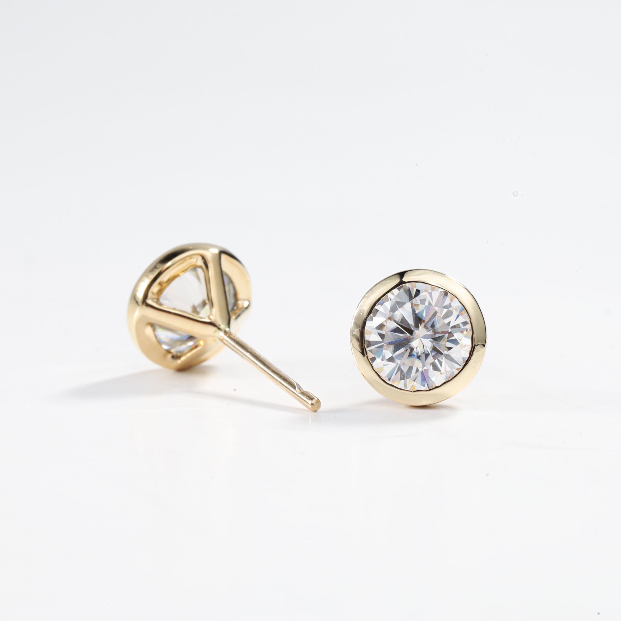 GIA Certified 4tcw Natural Round-Cut Diamond Stud Earrings in 18K Yellow Gold In New Condition For Sale In Jaipur, RJ