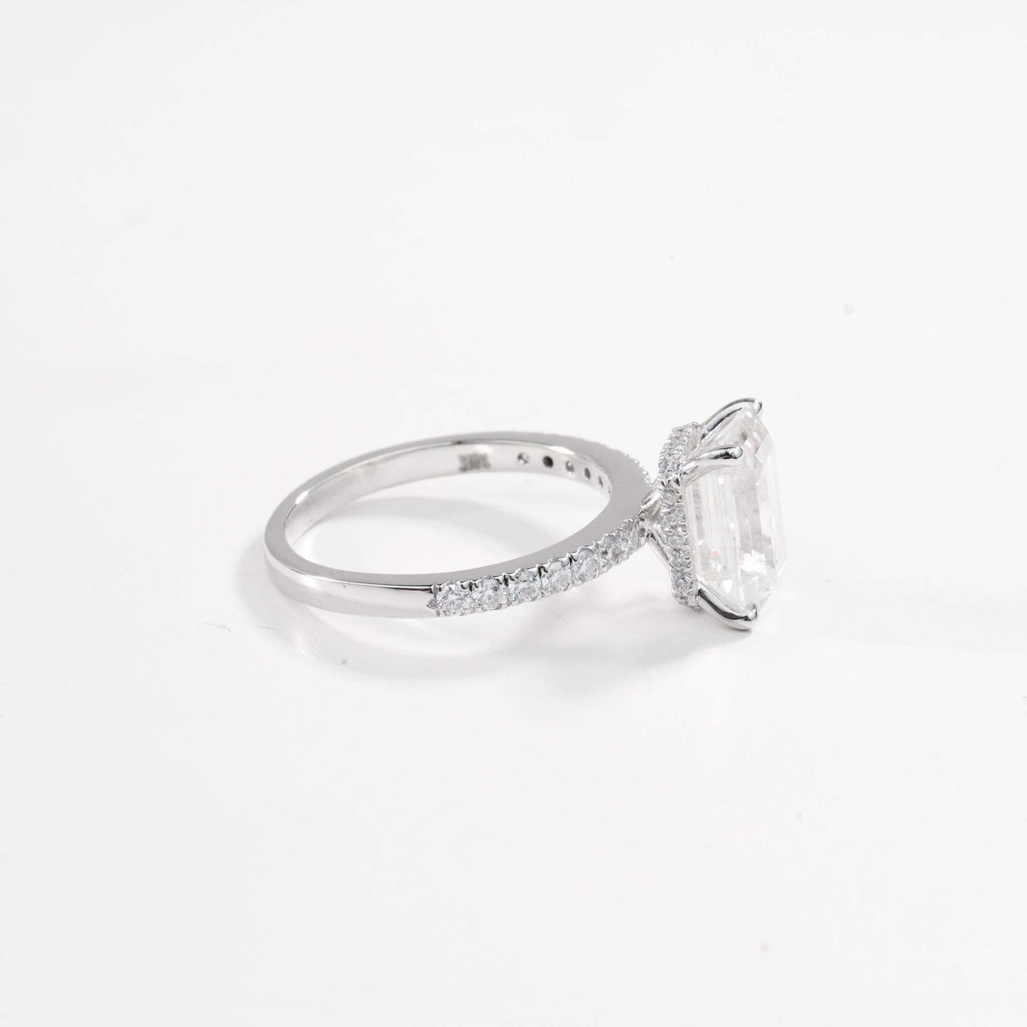 Rapporto GIA Certificato G VS2 Anello di fidanzamento con diamante taglio smeraldo da 3 carati In condizioni Nuovo in vendita a Jaipur, RJ