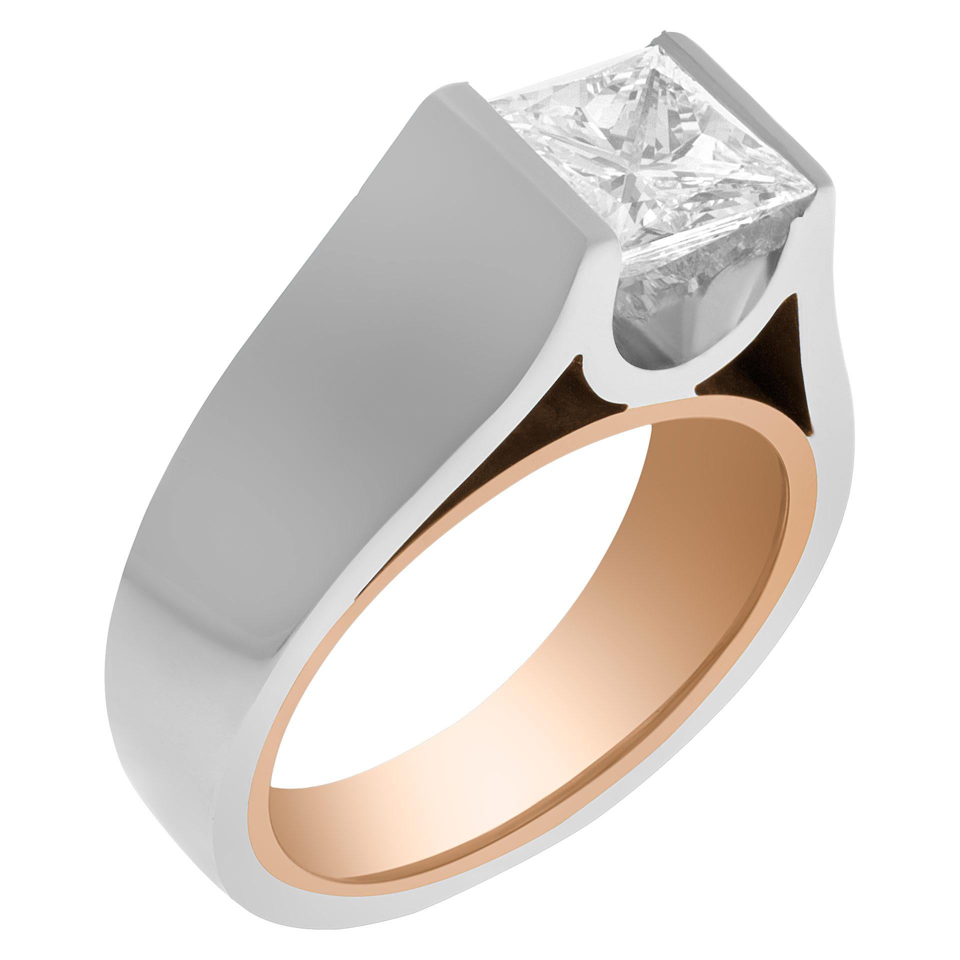 Bague en or blanc et jaune 18k sertie d'un diamant rectangulaire modifié de taille brillant de 1,49 carat (couleur H, pureté VS2) certifié par le GIA. Taille 5 et 3,5 mm au niveau de la tige. Cette bague certifiée GIA est actuellement de taille 5 et